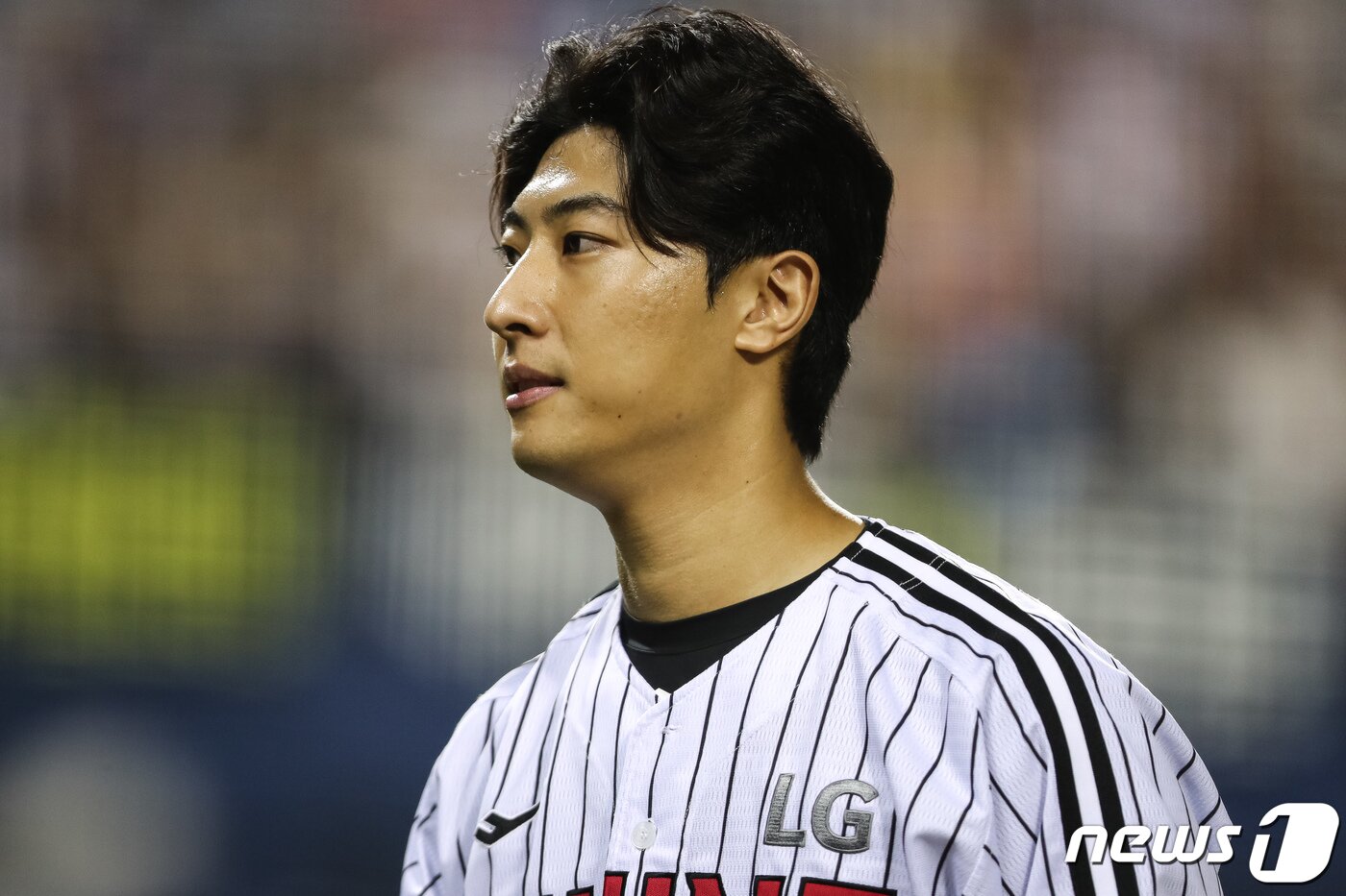 본문 이미지 - 1일 서울 송파구 잠실야구장에서 열린 프로야구 '2023 신한 SOL KBO리그' 한화 이글스와 LG 트윈스의 경기, 6이닝 무실점 호투한 LG 선발 이정용이 6회를 마친 후 더그아웃으로 향하고 있다. 2023.9.1/뉴스1 ⓒ News1 유승관 기자