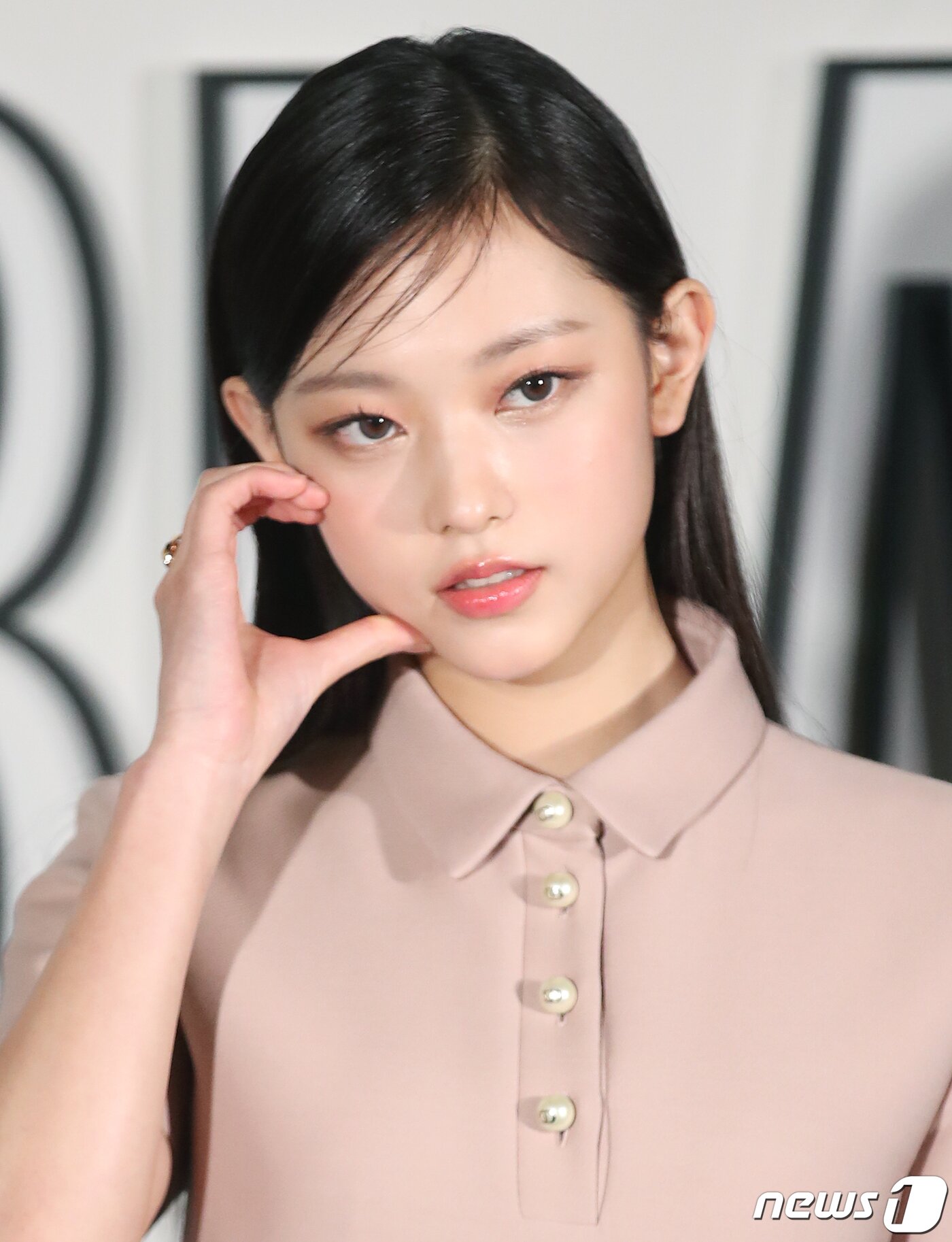 본문 이미지 - 뉴진스 해린이 1일 오후 서울 성동구 성수동 한 매장에서 열린 명품 브랜드 포토콜 행사에서 볼 하트를 그리고 있다. ⓒ News1 권현진 기자