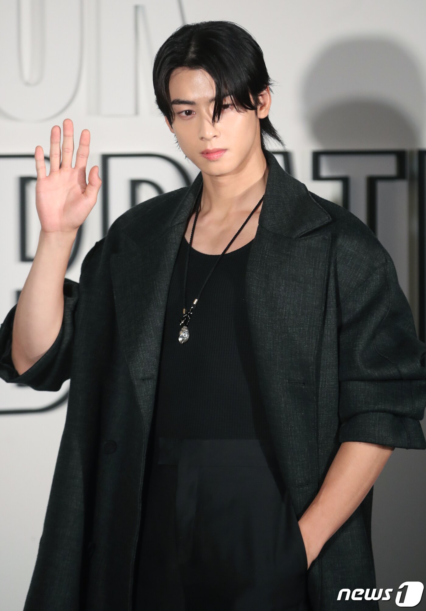 본문 이미지 - 배우 차은우가 1일 오후 서울 성동구 성수동 한 매장에서 열린 명품 브랜드 포토콜 행사에서 손 인사를 하고 있다. ⓒ News1 권현진 기자