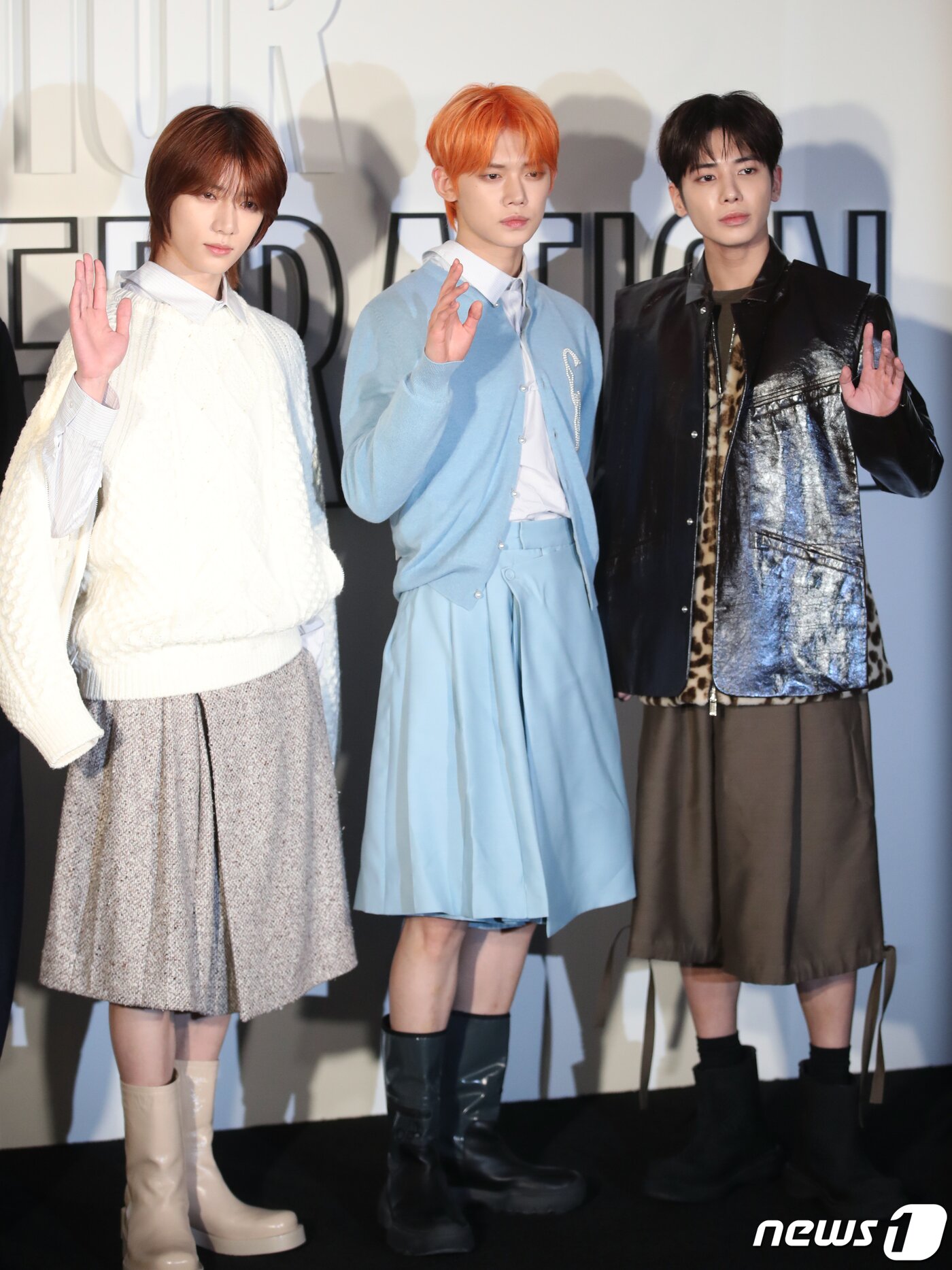 본문 이미지 - 투모로우바이투게더(TXT) 범규(왼쪽부터)와 연준, 태현이 1일 오후 서울 성동구 성수동 한 매장에서 열린 명품 브랜드 포토콜 행사에서 치마바지를 입고 포즈를 취하고 있다. ⓒ News1 권현진 기자