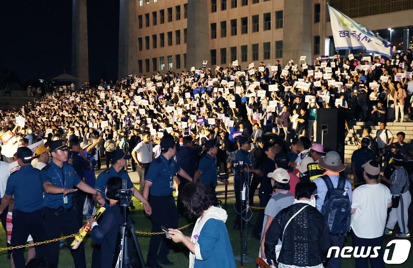 1일 저녁 서울 여의도 국회 본청 앞에서 열린 민주당 &#39;민주주의 회복 촛불문화제&#39;에서 보수 유튜버들이 경찰과 대치하고 있다. 2023.9.1/뉴스1 ⓒ News1 송원영 기자