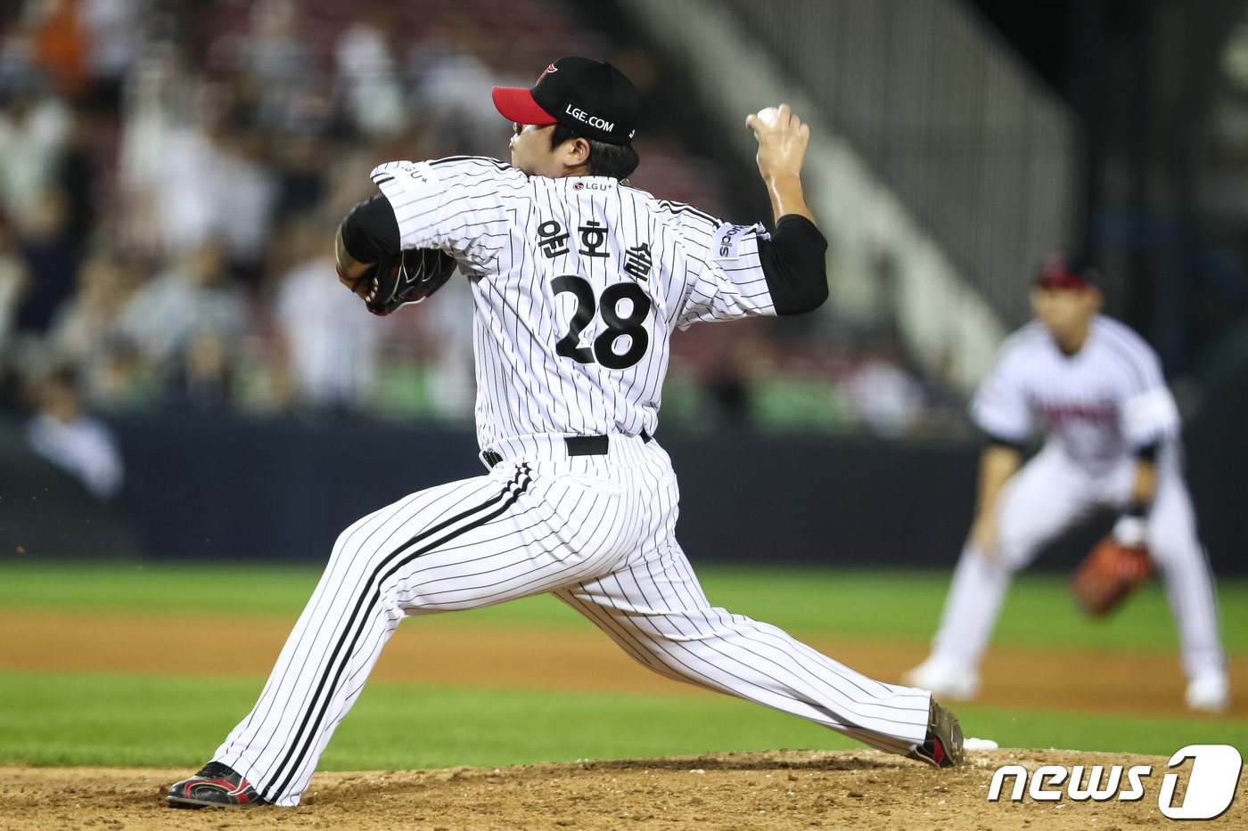 본문 이미지 - 1일 서울 송파구 잠실야구장에서 열린 프로야구 '2023 신한 SOL KBO리그' 한화 이글스와 LG 트윈스의 경기, 9회초 LG 윤호솔이 역투하고 있다. 2023.9.1/뉴스1 ⓒ News1 유승관 기자