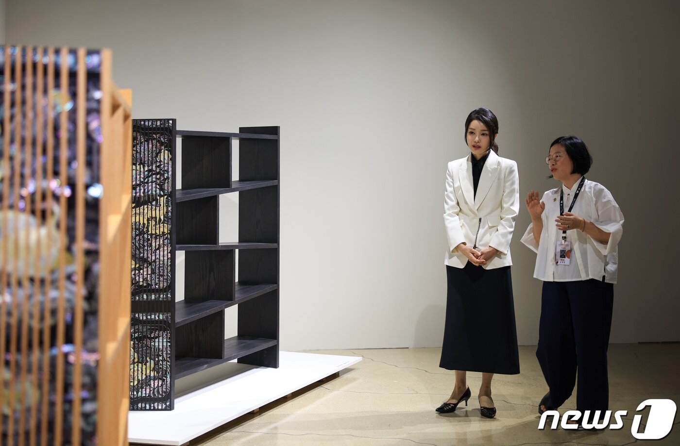 본문 이미지 - 김건희 여사가 1일 충청북도 청주 문화제조창에서 막을 올린 '2023 청주공예비엔날레' 전시를 관람하고 있다. (대통령실 제공) 2023.9.1/뉴스1 ⓒ News1 오대일 기자