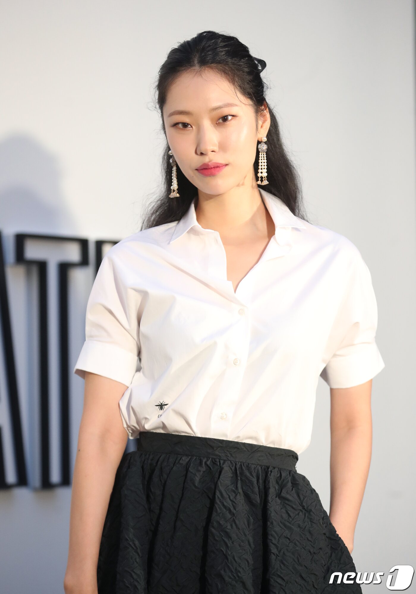 본문 이미지 - 모델 박희정이 1일 오후 서울 성동구 디올 성수 컨셉스토어에서 열린 레이디 디올 셀러브레이션(LADY DIOR CELEBRATION) 전시회 포토콜에서 매력을 발산하고 있다. ⓒ News1 권현진 기자