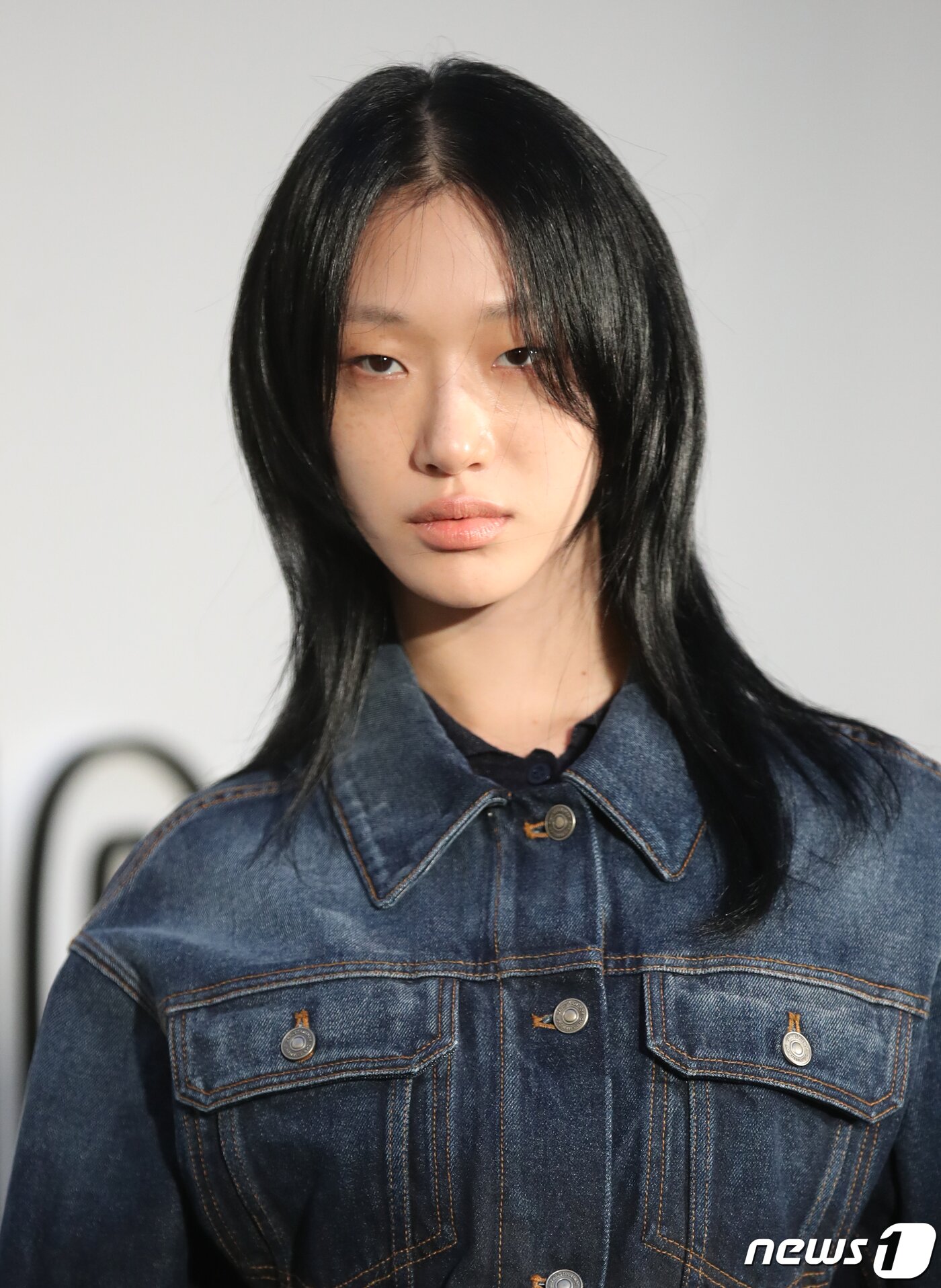 본문 이미지 - 모델 최소라가 1일 오후 서울 성동구 디올 성수 컨셉스토어에서 열린 레이디 디올 셀러브레이션(LADY DIOR CELEBRATION) 전시회 포토콜에서 오묘한 매력을 발산하고 있다. ⓒ News1 권현진 기자