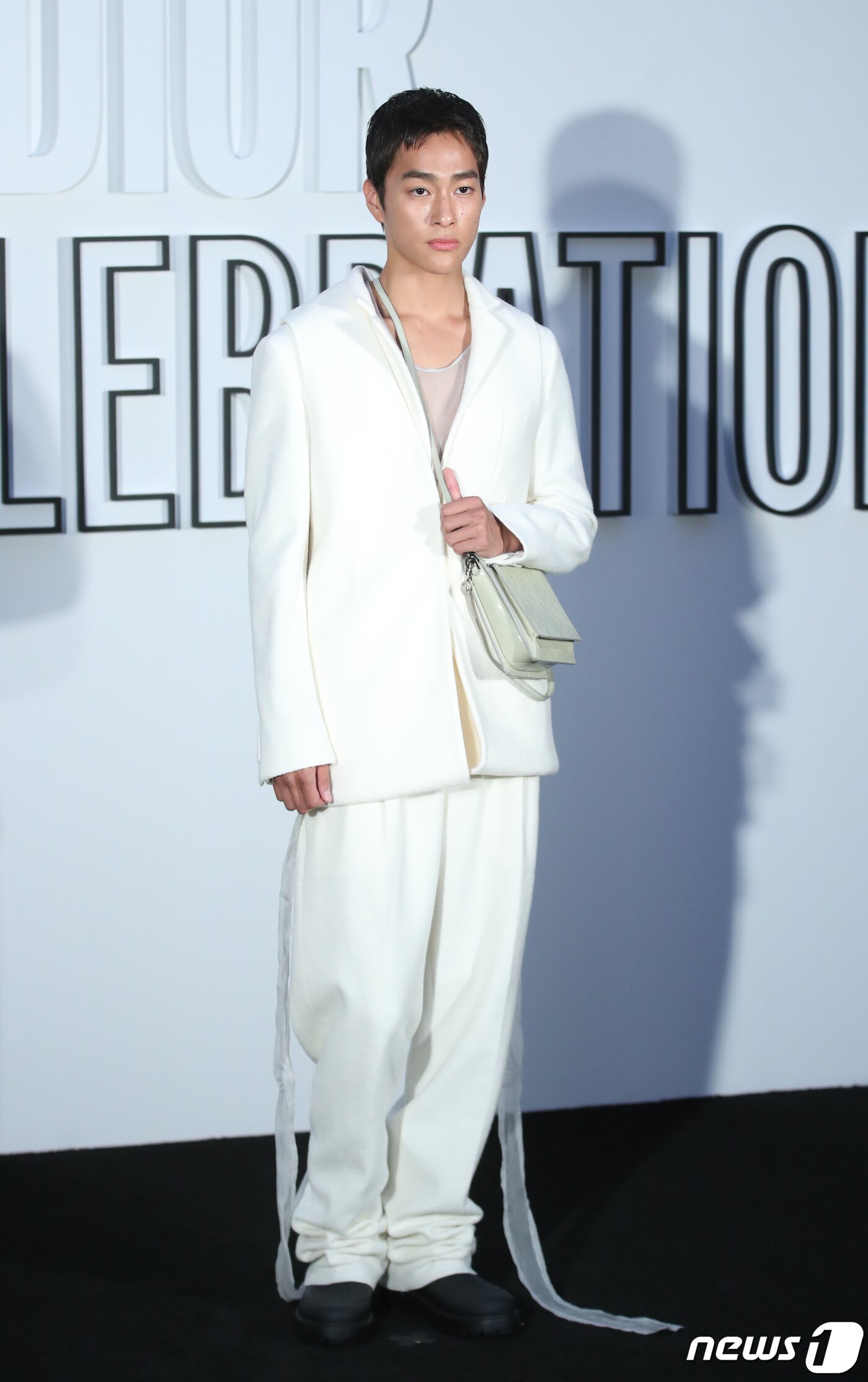 본문 이미지 - 모델 홍태준이 1일 오후 서울 성동구 디올 성수 컨셉스토어에서 열린 레이디 디올 셀러브레이션(LADY DIOR CELEBRATION) 전시회 포토콜에서 포즈를 취하고 있다.  ⓒ News1 권현진 기자