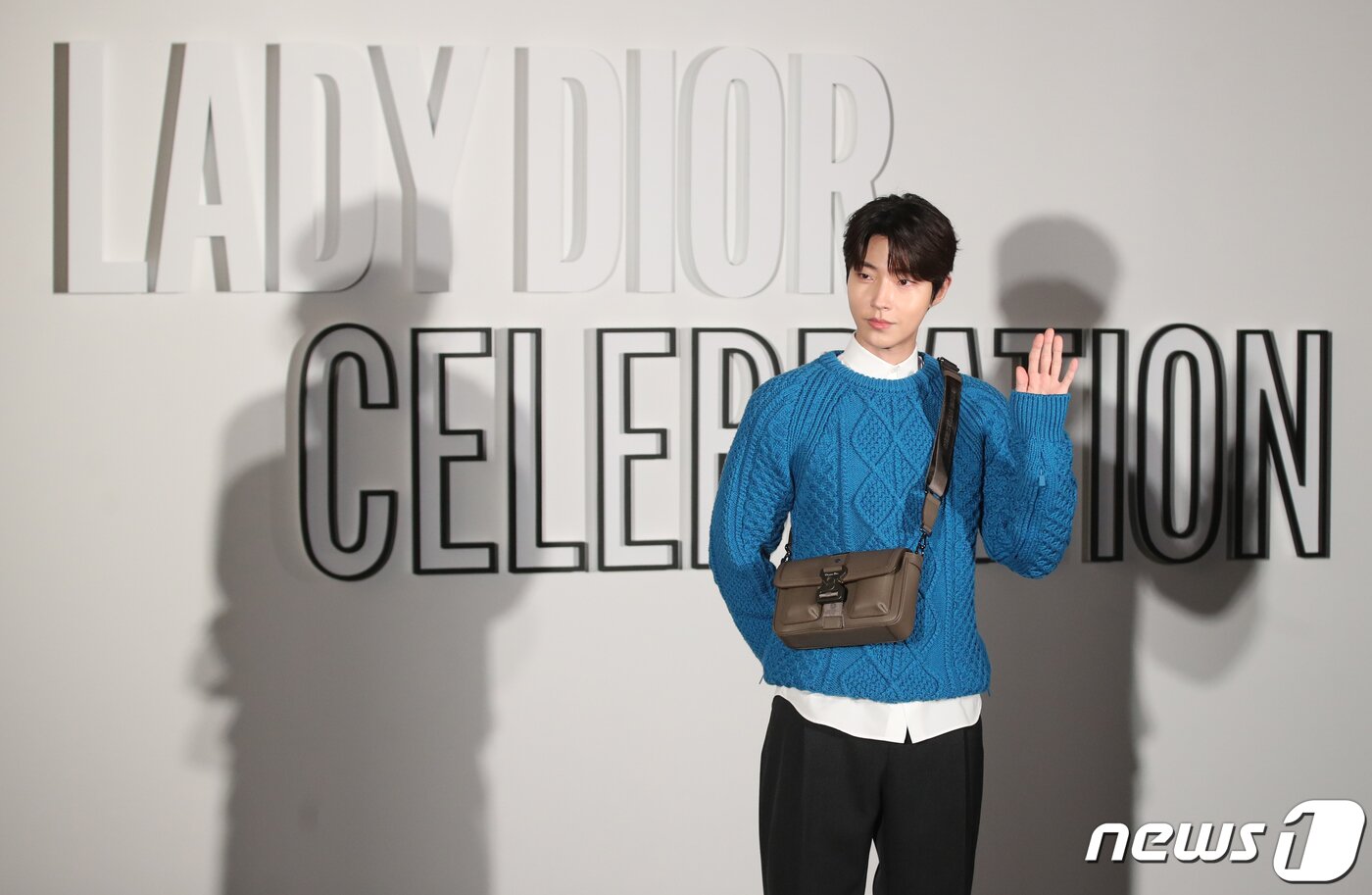 본문 이미지 - 배우 황인엽이 1일 오후 서울 성동구 디올 성수 컨셉스토어에서 열린 레이디 디올 셀러브레이션(LADY DIOR CELEBRATION) 전시회 포토콜에서 부드러운 손 인사를 하고 있다. ⓒ News1 권현진 기자