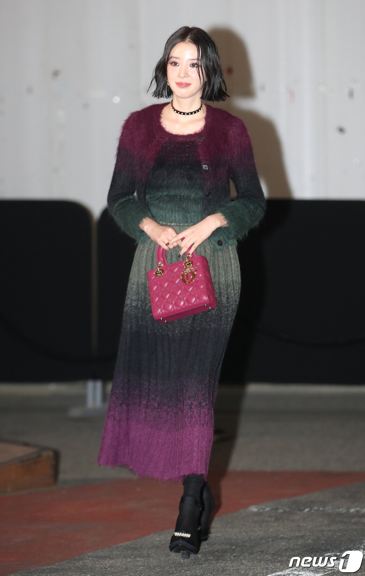 본문 이미지 - 모델 아이린이 1일 오후 서울 성동구 디올 성수 컨셉스토어에서 열린 레이디 디올 셀러브레이션(LADY DIOR CELEBRATION) 전시회 포토콜에 참석하고 있다. ⓒ News1 권현진 기자