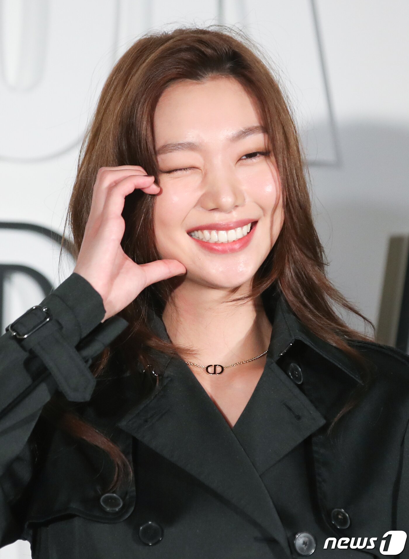 본문 이미지 - 모델 이호정이 1일 오후 서울 성동구 디올 성수 컨셉스토어에서 열린 레이디 디올 셀러브레이션(LADY DIOR CELEBRATION) 전시회 포토콜에서 사랑스러운 하트를 그리고 있다. ⓒ News1 권현진 기자