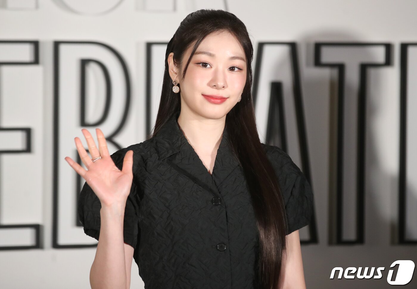 본문 이미지 - 전 피겨스케이트 선수 김연아가 1일 오후 서울 성동구 디올 성수 컨셉스토어에서 열린 레이디 디올 셀러브레이션(LADY DIOR CELEBRATION) 전시회 포토콜에서 여왕의 아우라를 뽐내고 있다. ⓒ News1 권현진 기자