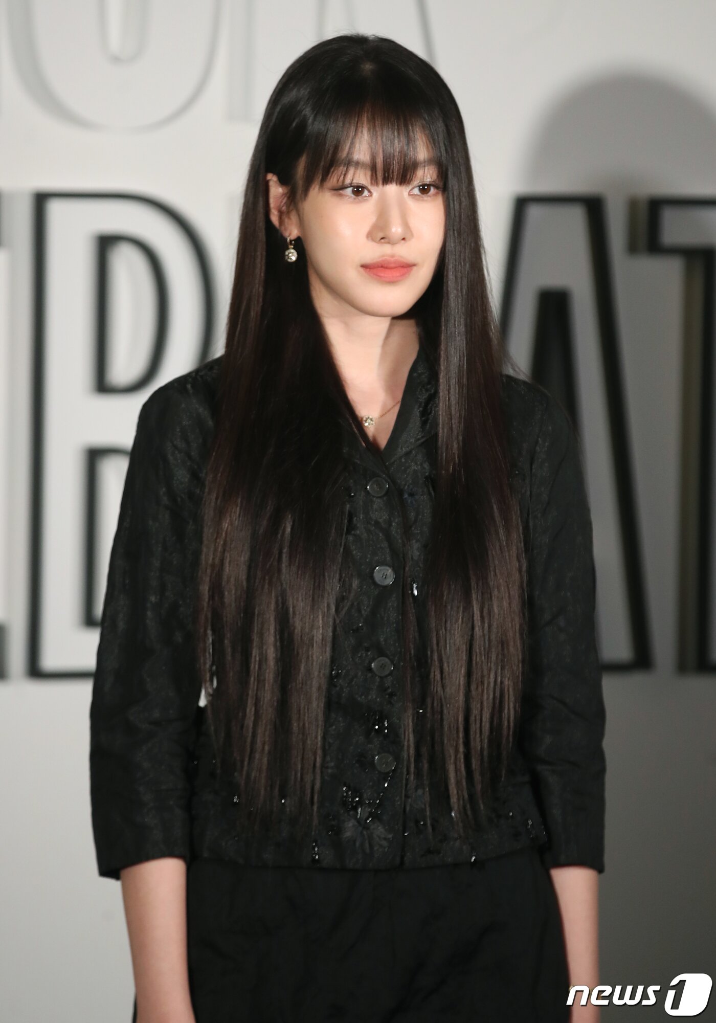 본문 이미지 - 배우 이주명이 1일 오후 서울 성동구 디올 성수 컨셉스토어에서 열린 레이디 디올 셀러브레이션(LADY DIOR CELEBRATION) 전시회 포토콜에서 매력을 발산하고 있다. ⓒ News1 권현진 기자