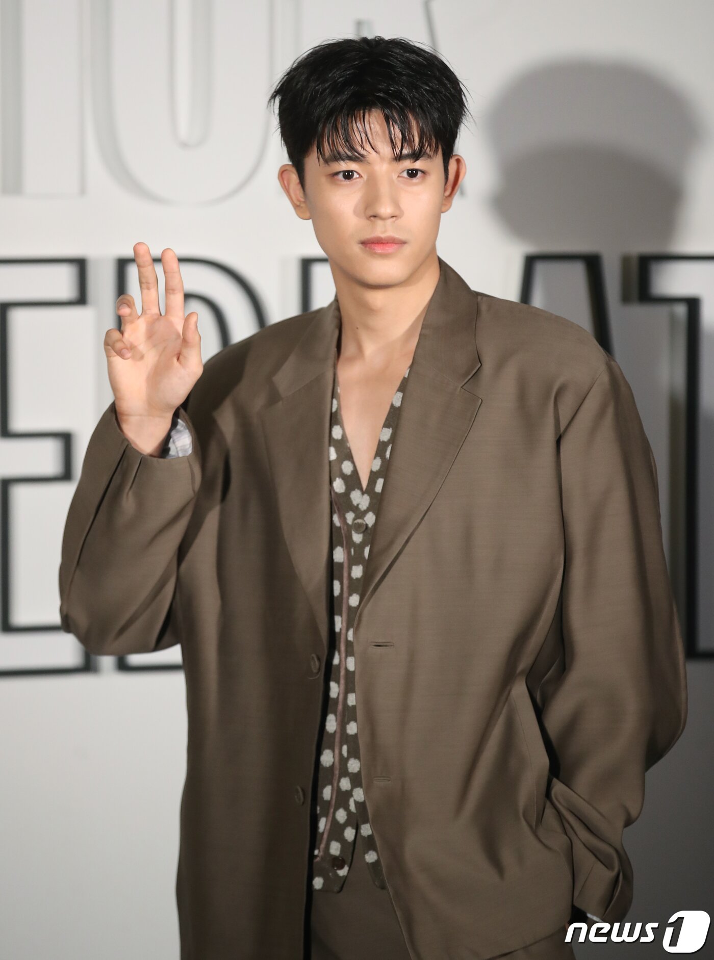 본문 이미지 - 배우 로몬이 1일 오후 서울 성동구 디올 성수 컨셉스토어에서 열린 레이디 디올 셀러브레이션(LADY DIOR CELEBRATION) 전시회 포토콜에서 부드러운 손 인사를 하고 있다. ⓒ News1 권현진 기자