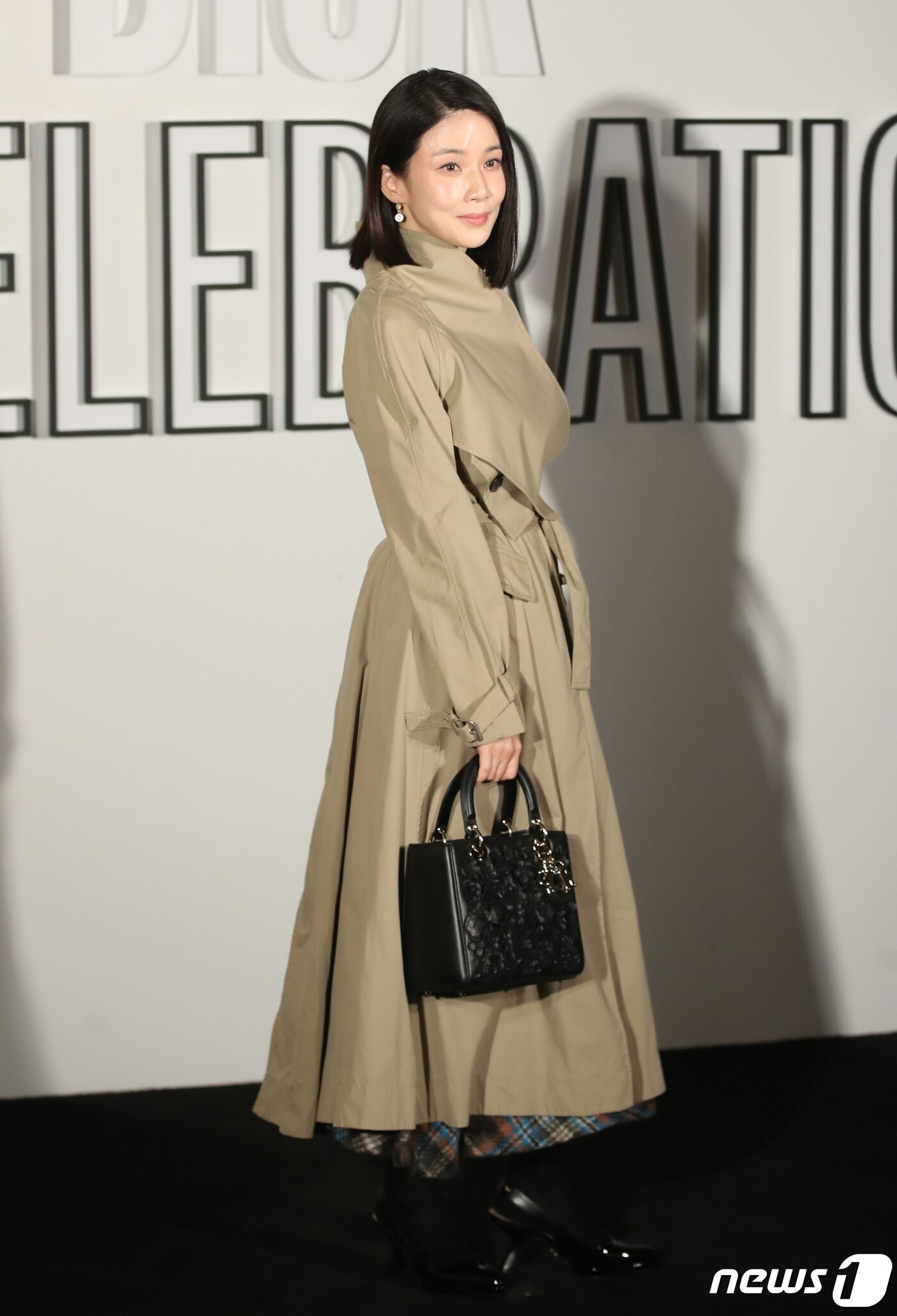 본문 이미지 - 배우 이보영이 1일 오후 서울 성동구 디올 성수 컨셉스토어에서 열린 레이디 디올 셀러브레이션(LADY DIOR CELEBRATION) 전시회 포토콜에서 고혹적인 자태를 뽐내고 있다. ⓒ News1 권현진 기자