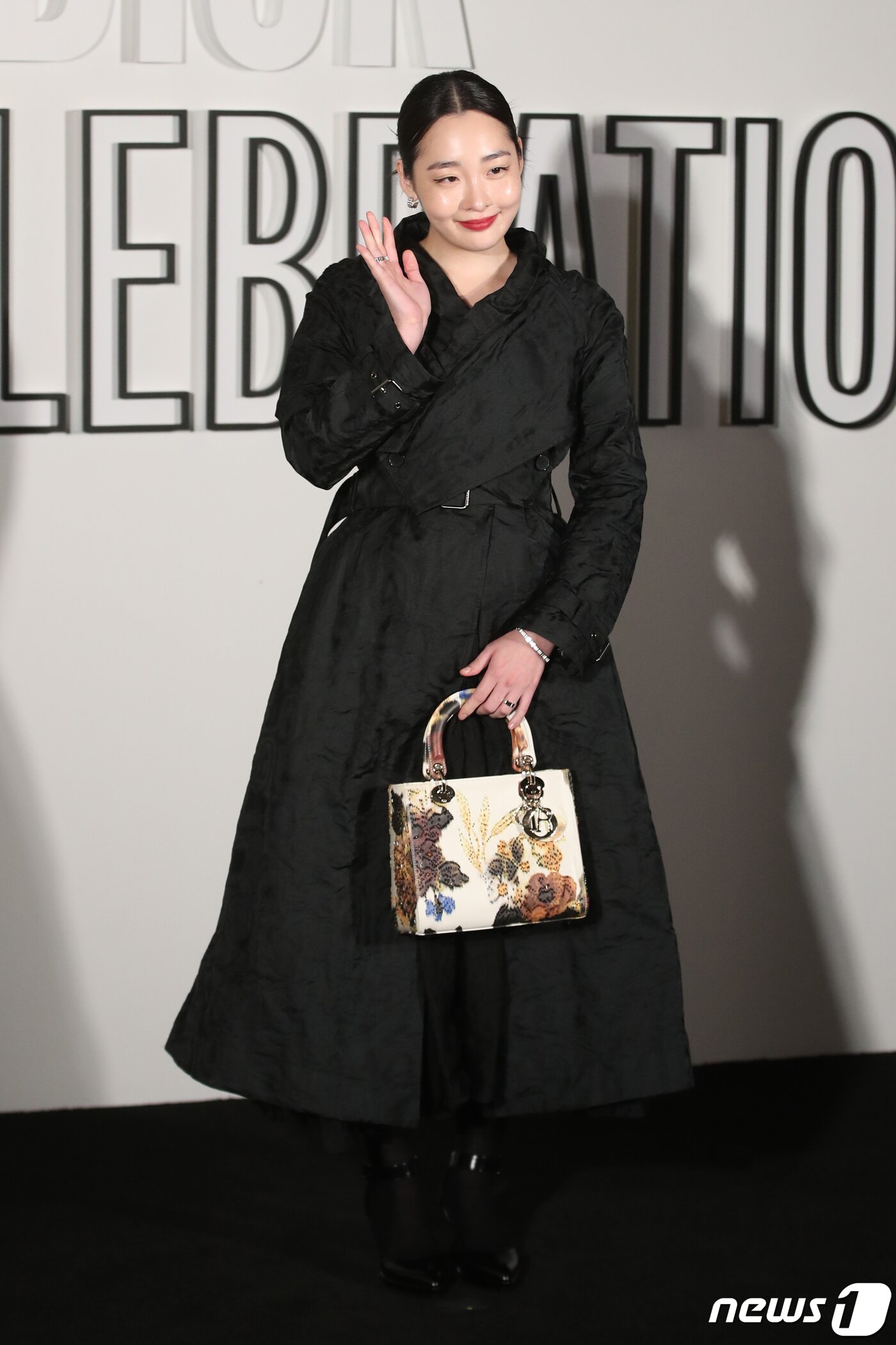 본문 이미지 - 배우 김민하가 1일 오후 서울 성동구 디올 성수 컨셉스토어에서 열린 레이디 디올 셀러브레이션(LADY DIOR CELEBRATION) 전시회 포토콜에서 손을 흔들고 있다. ⓒ News1 권현진 기자