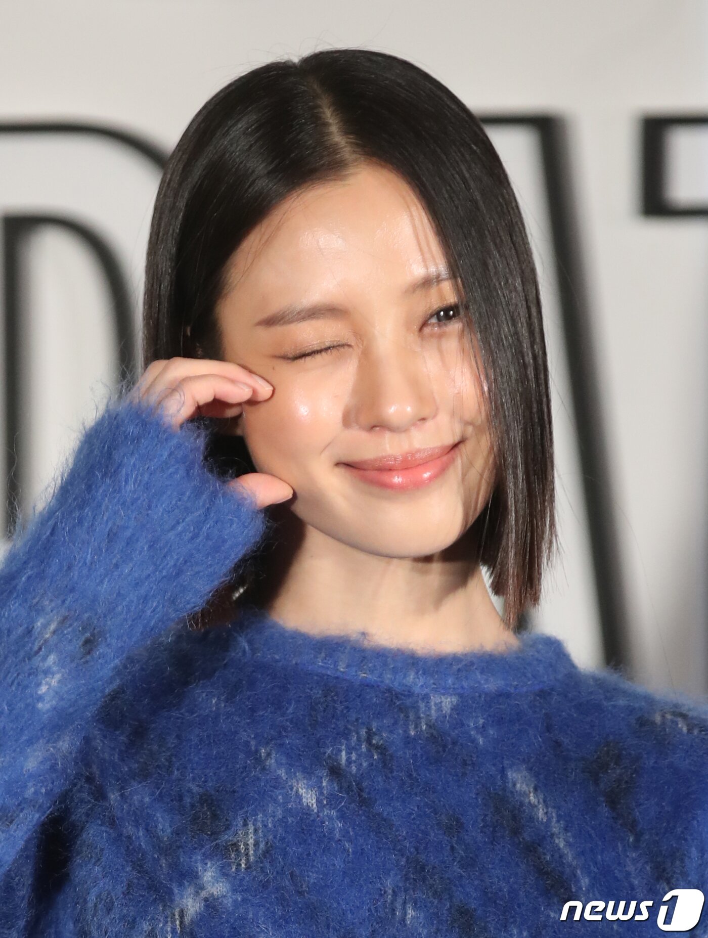 본문 이미지 - 배우 고민시가 1일 오후 서울 성동구 디올 성수 컨셉스토어에서 열린 레이디 디올 셀러브레이션(LADY DIOR CELEBRATION) 전시회 포토콜에서 사랑스러운 볼 하트와 함께 윙크를 보내고 있다. ⓒ News1 권현진 기자