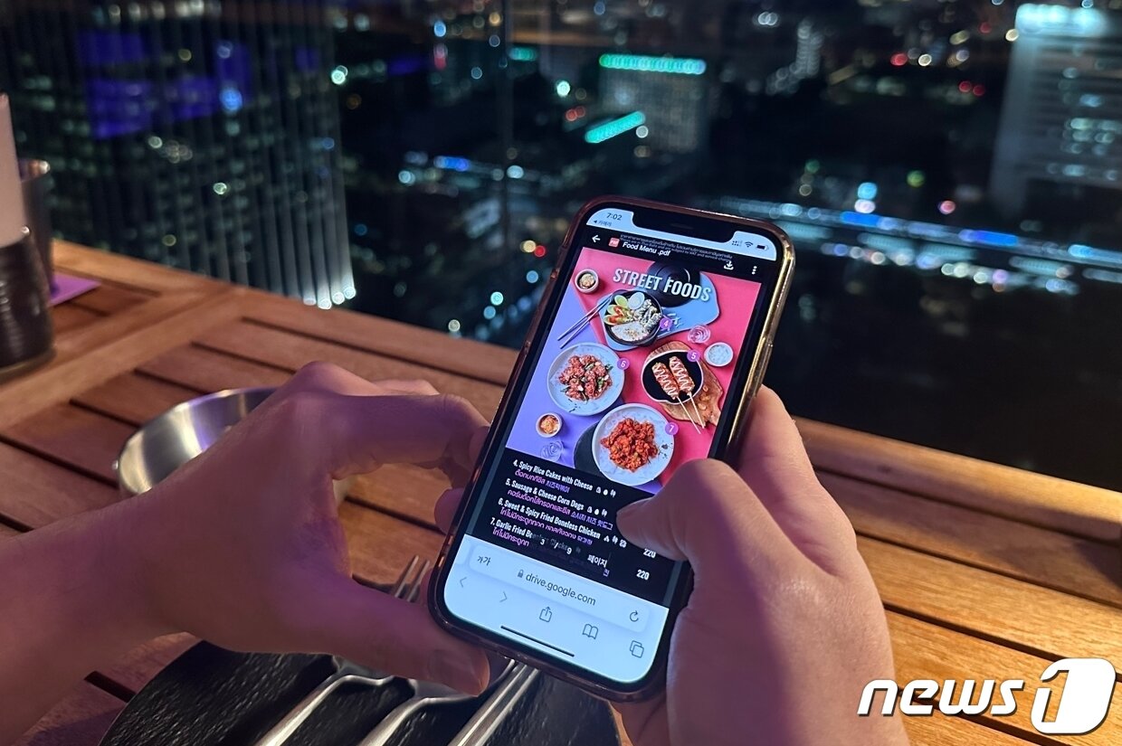 본문 이미지 - 스마트폰으로 볼 수 있는 메뉴판 ⓒ News1 윤슬빈 기자