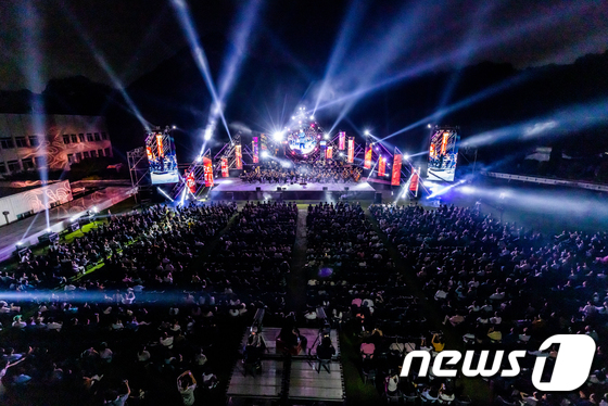 열기 내뿜는 블루하우스 콘서트