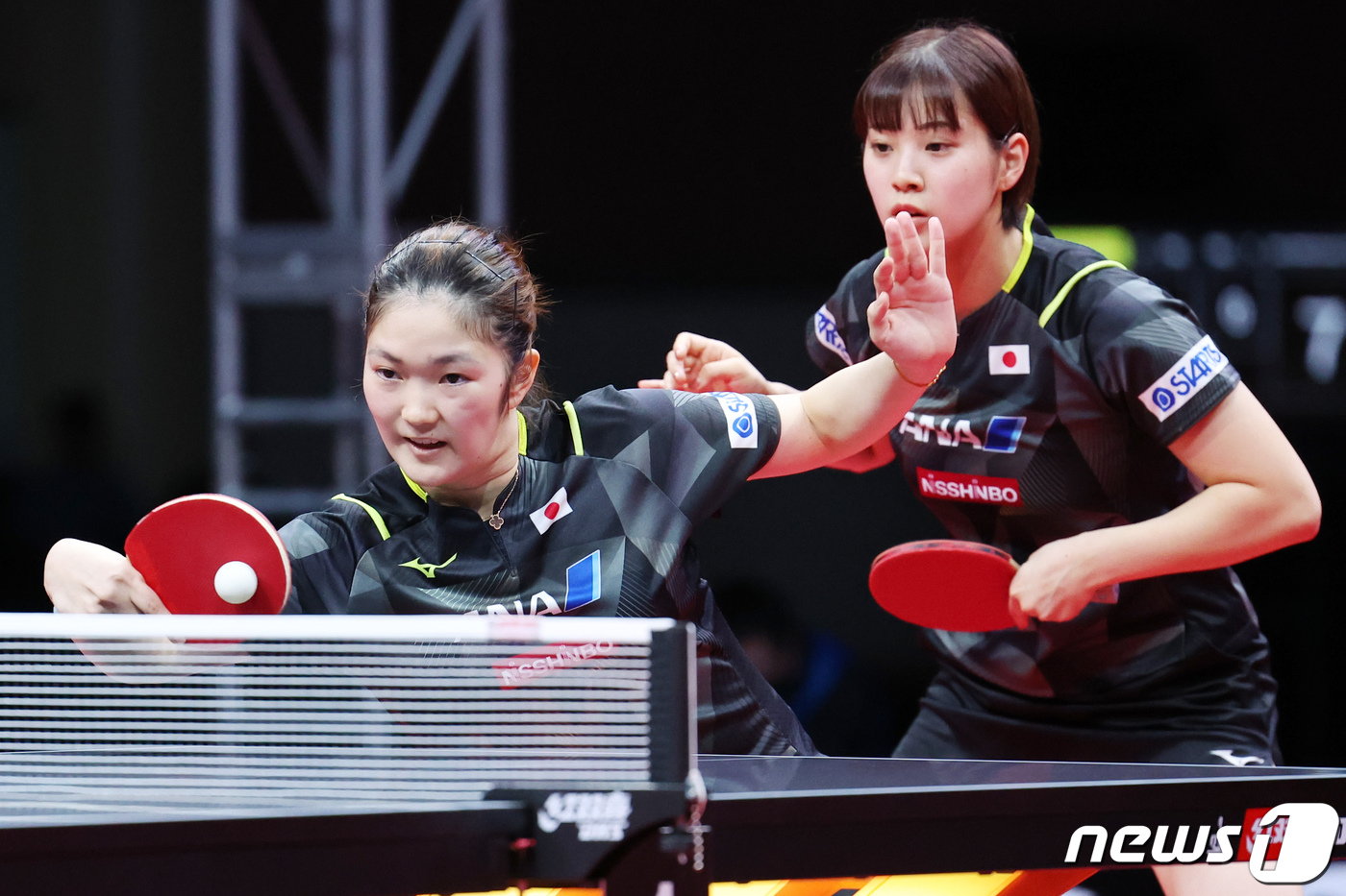 (평창 =뉴스1) 민경석 기자 = 10일 오전 강원도 평창군 평창돔체육관에서 열린 '2023 평창아시아탁구선수권대회-버터플라이' 여자복식 준결승전 키하라 미유·나가사키 미유(일본) …
