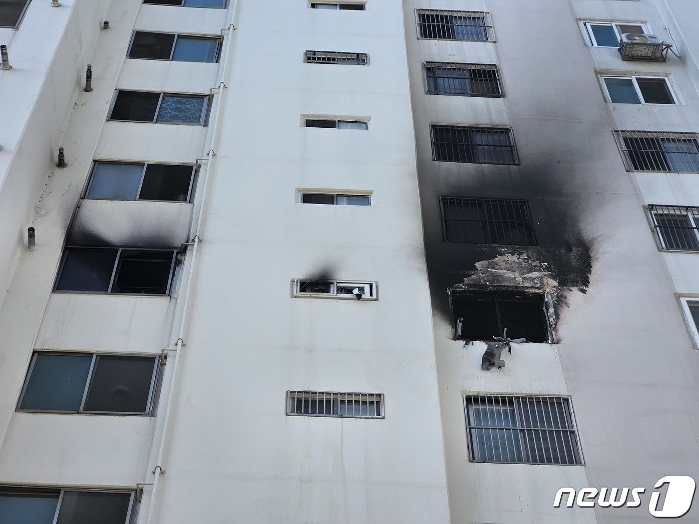 지난 9일 부산 부산진구 개금동 한 아파트에서 난 불로 벽면이 그을려있다.2023.09.10/뉴스1 박상아 기자