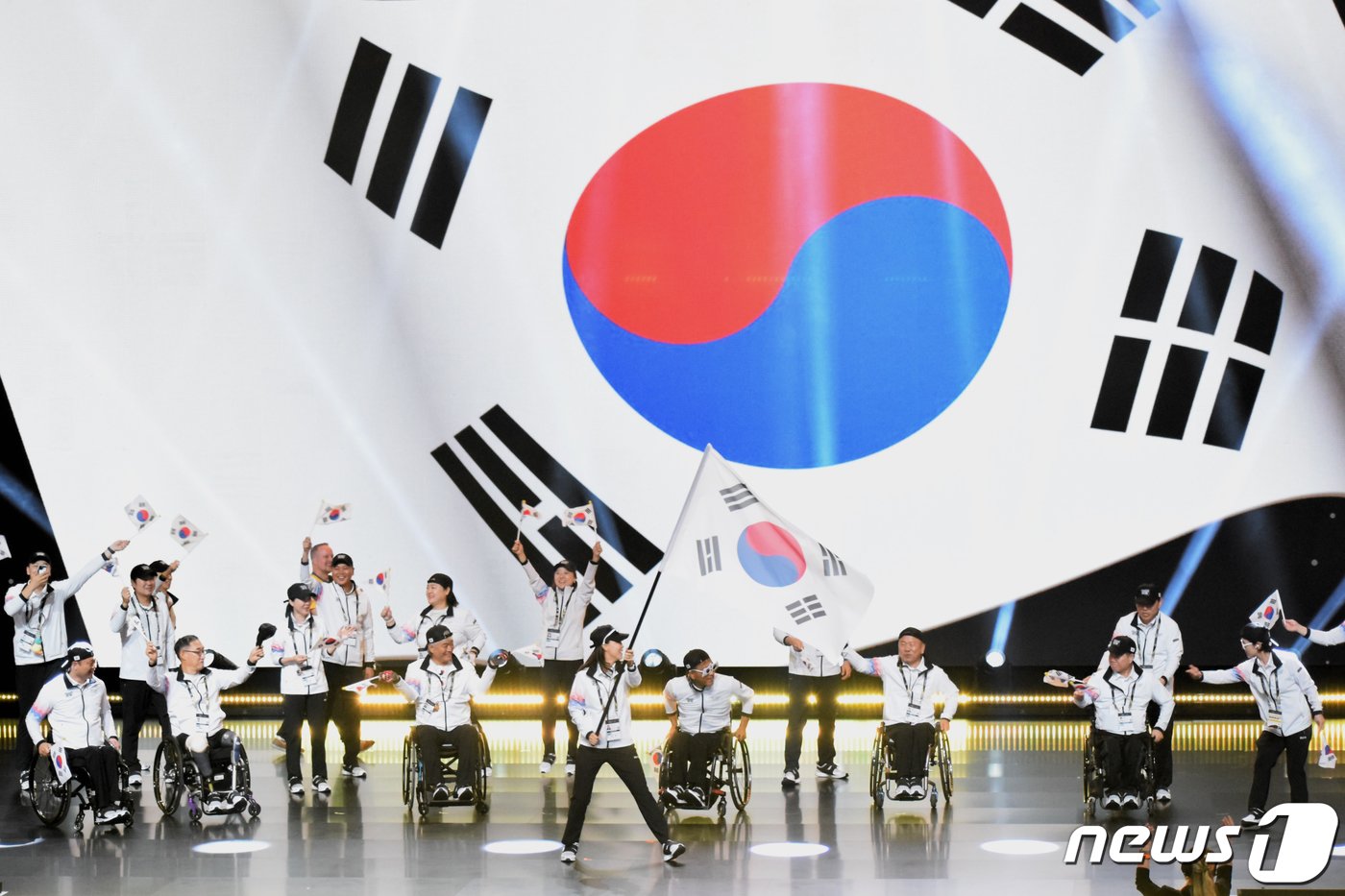 본문 이미지 - 전 세계 상이군인 체육대회인 &#39;2023 독일 인빅터스 게임&#39;이 막을 올린 9일&#40;현지시간&#41; 오후 메르쿠어 슈필 아레나에서 개최된 개막식에서 대한민국 선수단이 태극기를 흔들며 입장하고 있다. 2023.9.10/뉴스1 ⓒ News1 국방부공동취재단