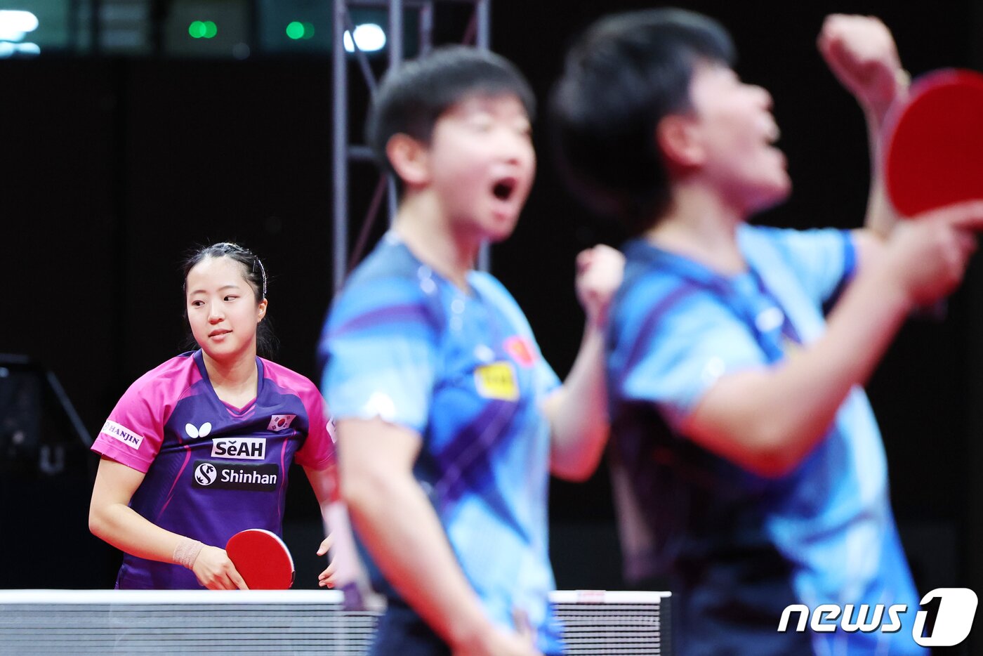 본문 이미지 - 10일 오전 강원도 평창군 평창돔체육관에서 열린 '2023 평창아시아탁구선수권대회-버터플라이' 여자복식 전지희·신유빈(한국)과 쑨잉샤·왕이디(중국)의 경기에서 세트 스코어 1 대 3으로 패배한 신유빈이 아쉬워 하고 있다. 2023.9.10/뉴스1 ⓒ News1 민경석 기자