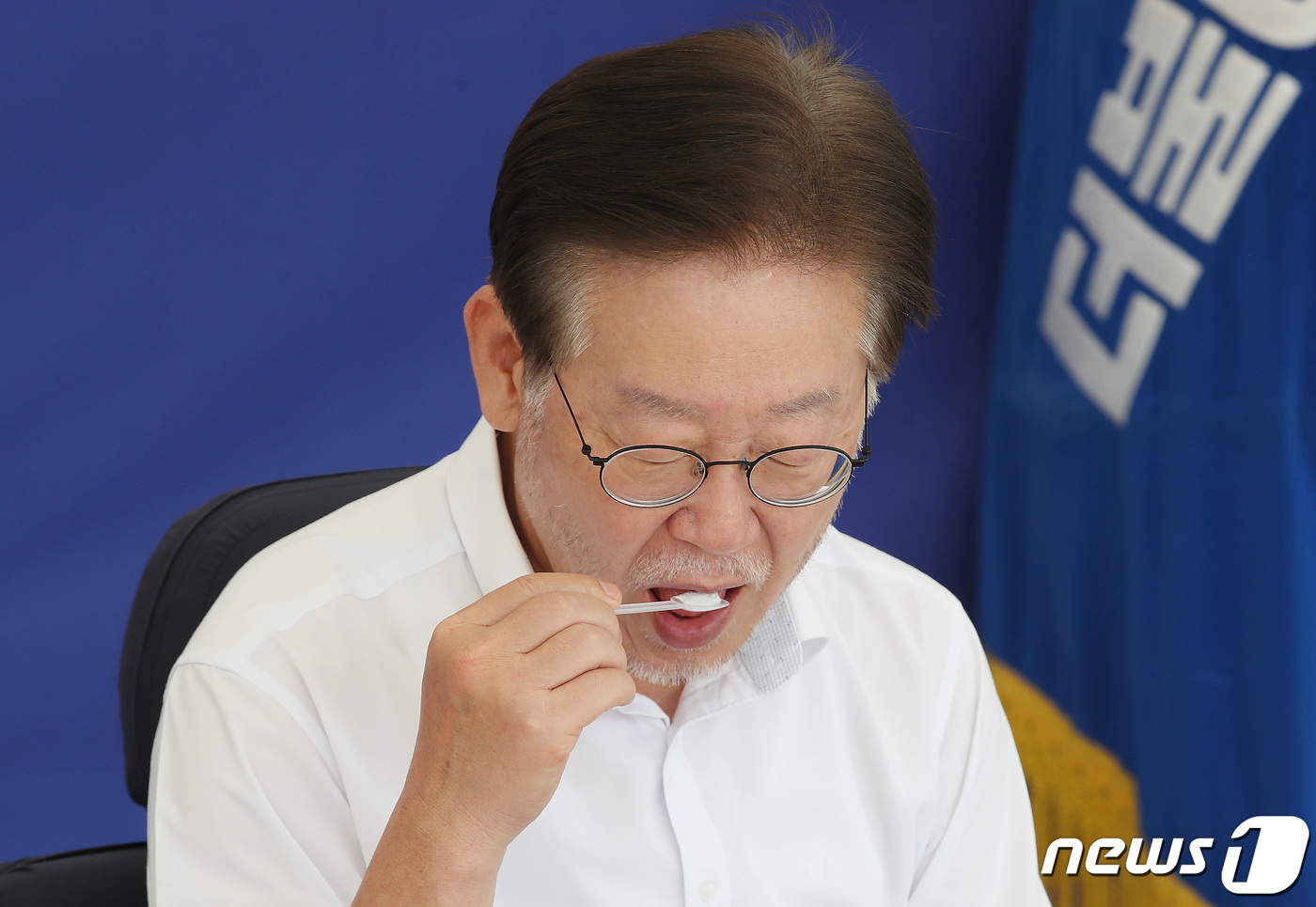 (서울=뉴스1) 임세영 기자 = 단식 11일차인 이재명 대표가 10일 서울 여의도 국회 앞 단식투쟁천막에서 소금으로 버티고 있다. 2023.9.10/뉴스1