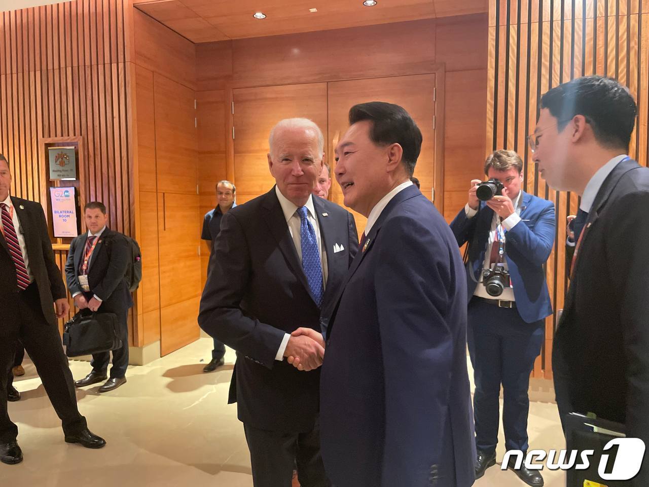 본문 이미지 - 윤석열 대통령과 조 바이든 미국 대통령이 9일(현지시간) 인도 뉴델리 바라트 만다팜 국제컨벤션센터에서 열린 주요 20개국(G20) 정상회의 대기실에서 조우하고 있다. (대통령실 제공) 2023.9.9/뉴스1 ⓒ News1 오대일 기자