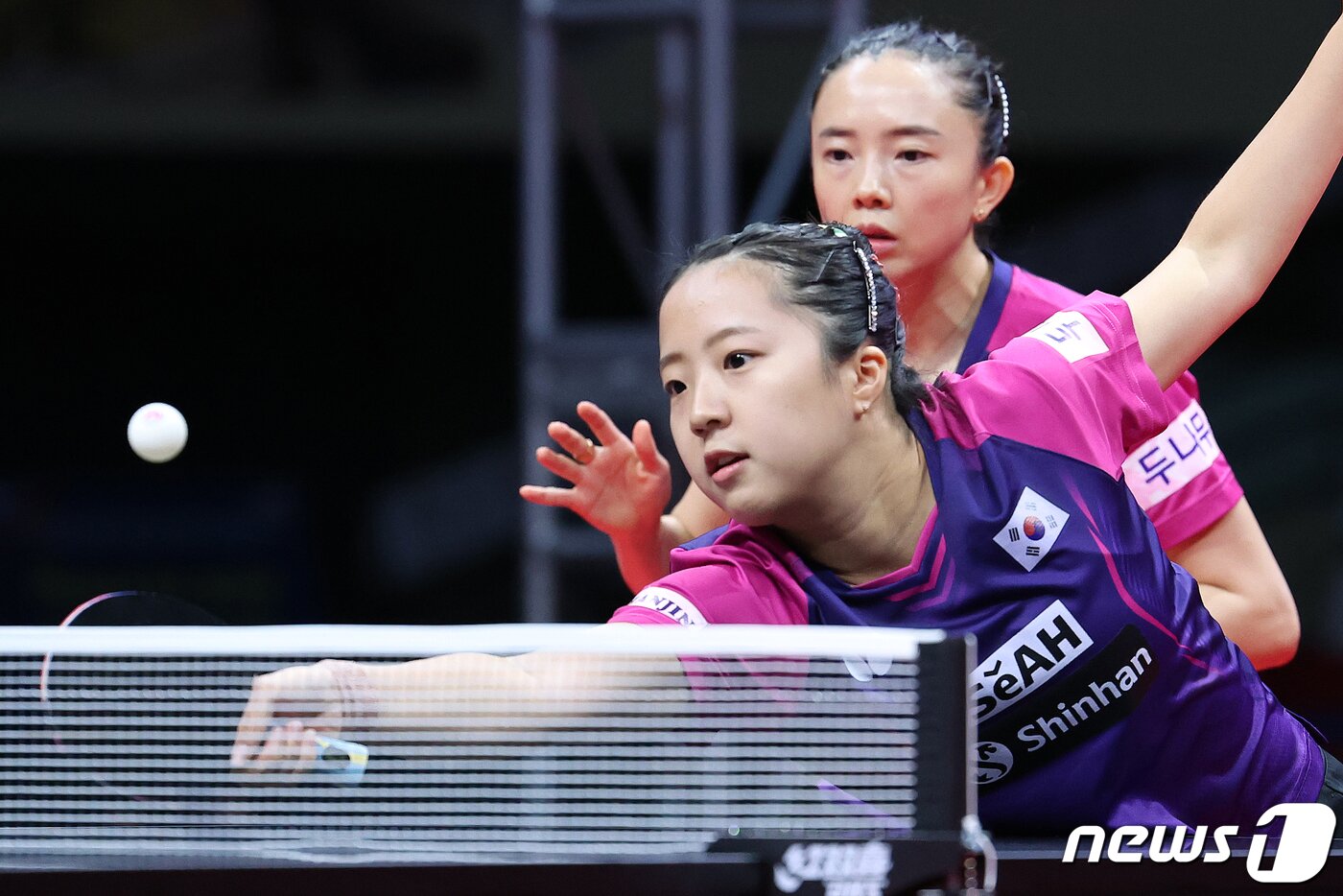 본문 이미지 - 10일 오전 강원도 평창군 평창돔체육관에서 열린 '2023 평창아시아탁구선수권대회-버터플라이' 여자복식 준결승전 전지희·신유빈(한국)과 쑨잉샤·왕이디(중국)의 경기에서 신유빈이 리시브를 하고 있다. 2023.9.10/뉴스1 ⓒ News1 민경석 기자