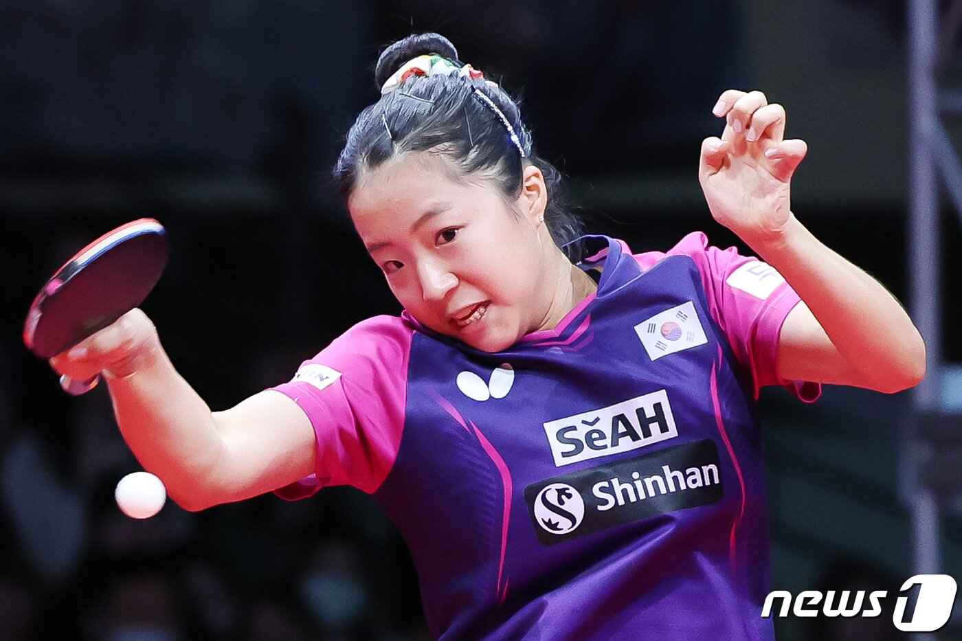 본문 이미지 - 10일 오전 강원도 평창군 평창돔체육관에서 열린 '2023 평창아시아탁구선수권대회-버터플라이' 여자복식 준결승전 전지희·신유빈(한국)과 쑨잉샤·왕이디(중국)의 경기에서 신유빈이 스매싱을 하고 있다. 2023.9.10/뉴스1 ⓒ News1 민경석 기자