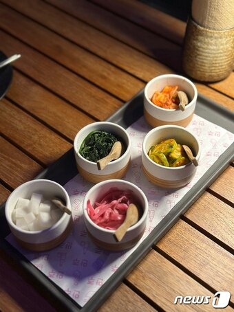 본문 이미지 - 한국에서 처럼 음식 메뉴를 주문하면 기본 반찬을 내어 준다ⓒ News1 윤슬빈 기자