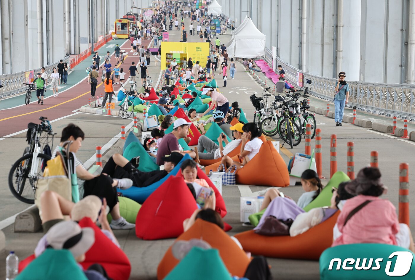 본문 이미지 - 10일 오후 서울 서초구 잠수교에서 열린 '2023 차 없는 잠수교 뚜벅뚜벅 축제'를 찾은 시민들이 여유로운 주말을 즐기고 있다. '차 없는 잠수교 뚜벅뚜벅 축제'는 오는 11월 12일까지 매주 일요일 마다 진행된다. 2023.9.10/뉴스1 ⓒ News1 장수영 기자