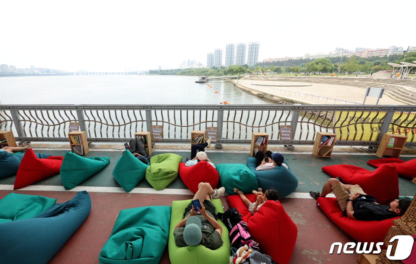 본문 이미지 - 10일 오후 서울 서초구 잠수교에서 열린 '2023 차 없는 잠수교 뚜벅뚜벅 축제'를 찾은 시민들이 여유로운 주말을 즐기고 있다. '차 없는 잠수교 뚜벅뚜벅 축제'는 오는 11월 12일까지 매주 일요일 마다 진행된다. 2023.9.10/뉴스1 ⓒ News1 장수영 기자