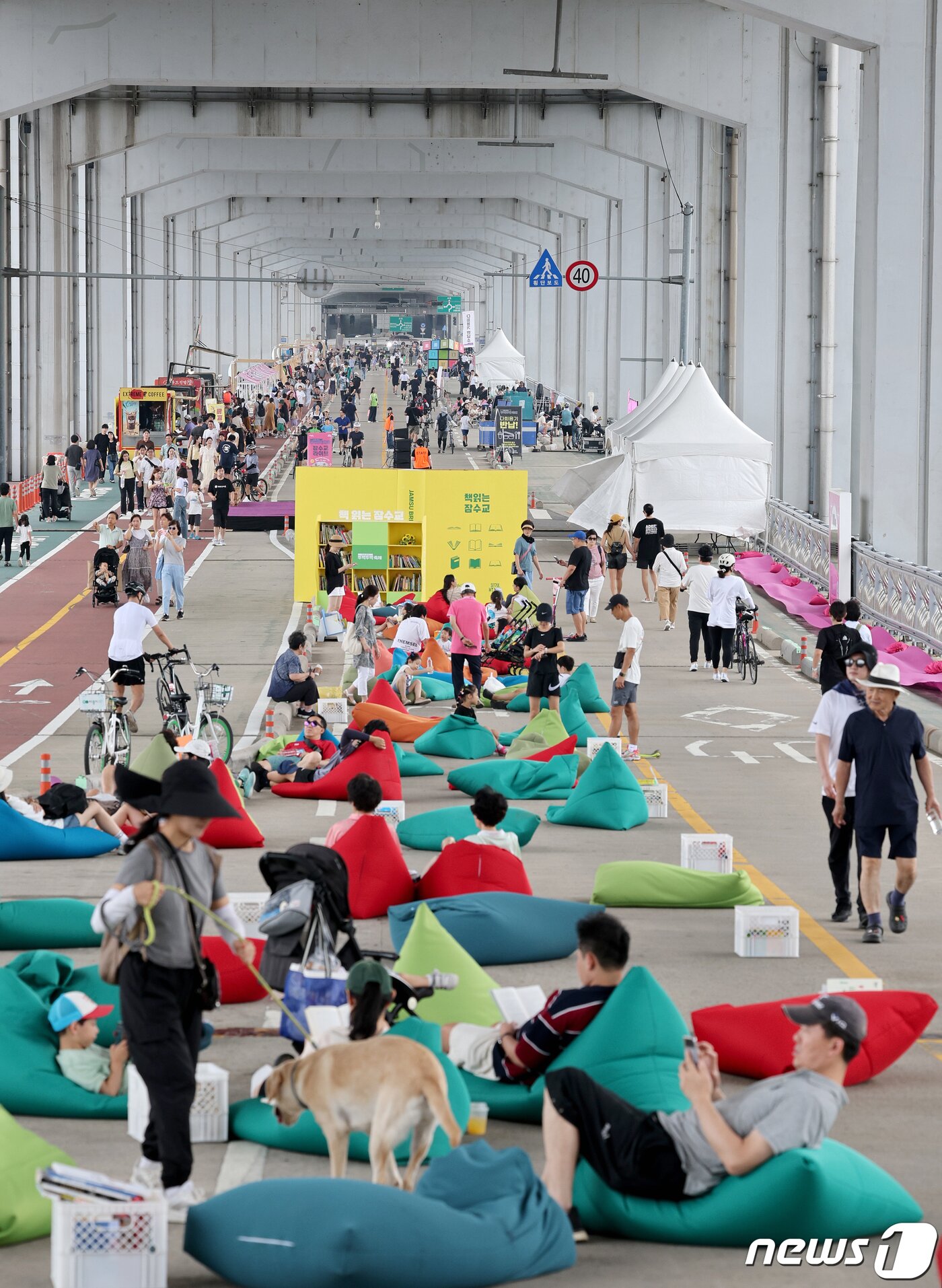 본문 이미지 - 10일 오후 서울 서초구 잠수교에서 열린 '2023 차 없는 잠수교 뚜벅뚜벅 축제'를 찾은 시민들이 여유로운 주말을 즐기고 있다. '차 없는 잠수교 뚜벅뚜벅 축제'는 오는 11월 12일까지 매주 일요일 마다 진행된다. 2023.9.10/뉴스1 ⓒ News1 장수영 기자
