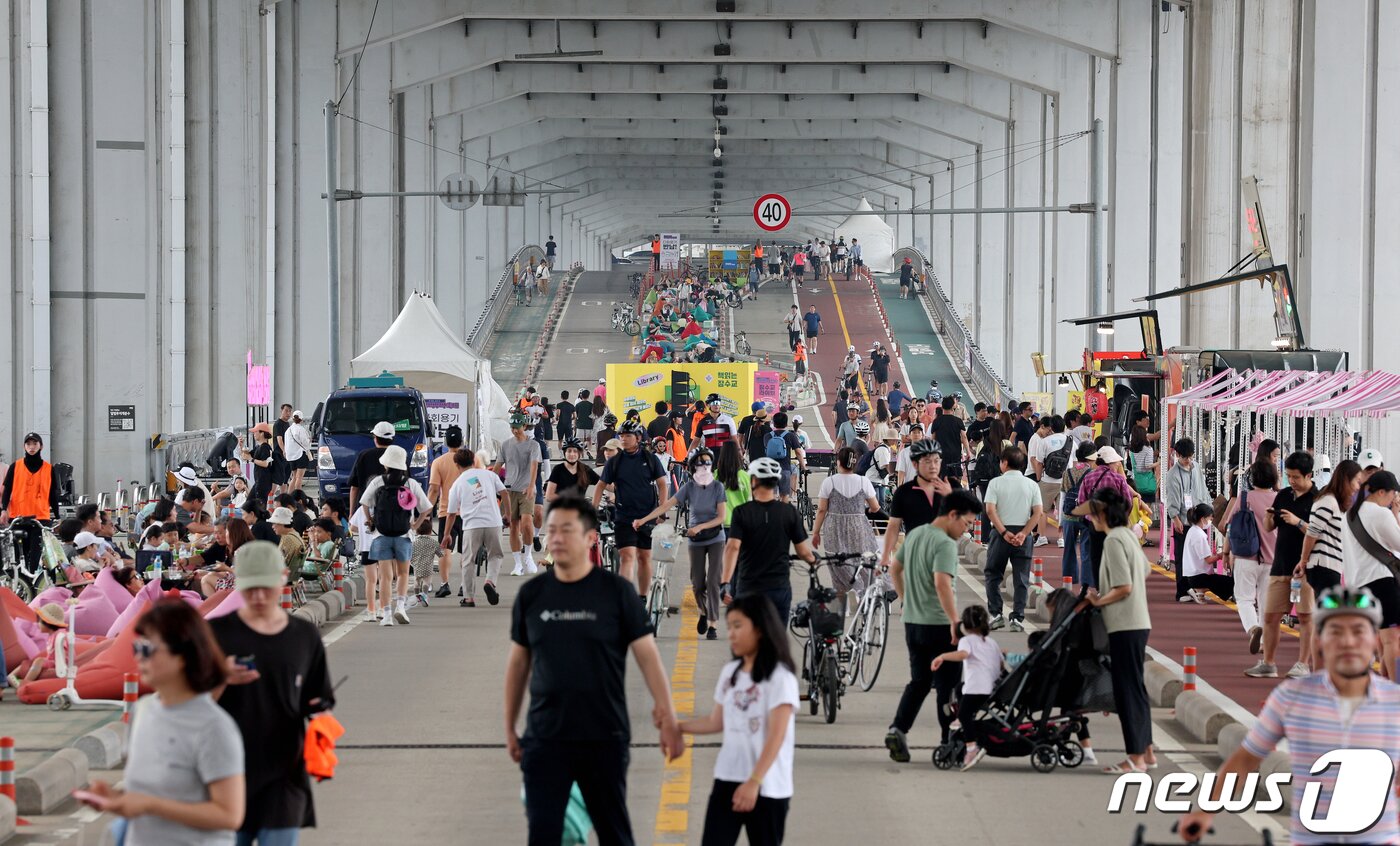 본문 이미지 - 10일 오후 서울 서초구 잠수교에서 열린 '2023 차 없는 잠수교 뚜벅뚜벅 축제'를 찾은 시민들이 여유로운 주말을 즐기고 있다. '차 없는 잠수교 뚜벅뚜벅 축제'는 오는 11월 12일까지 매주 일요일 마다 진행된다. 2023.6.11/뉴스1 ⓒ News1 장수영 기자
