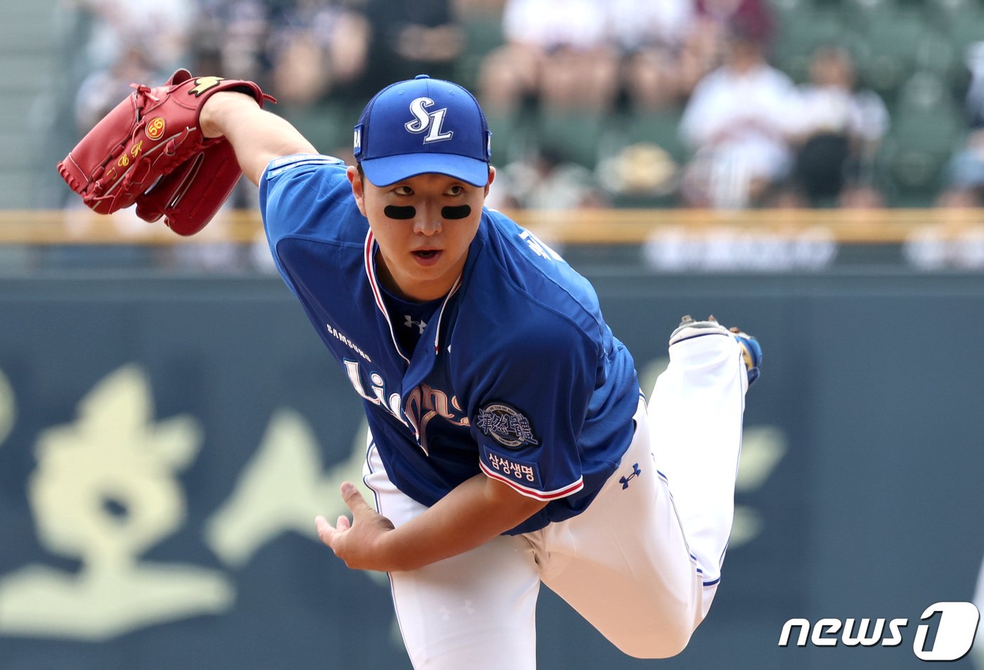 본문 이미지 - 10일 오후 서울 송파구 잠실야구장에서 열린 프로야구 &#39;2023 신한 SOL KBO리그&#39; 삼성 라이온즈와 두산 베어스의 경기에서 삼성 선발투수 최채흥이 역투하고 있다. 2023.9.10/뉴스1 ⓒ News1 구윤성 기자