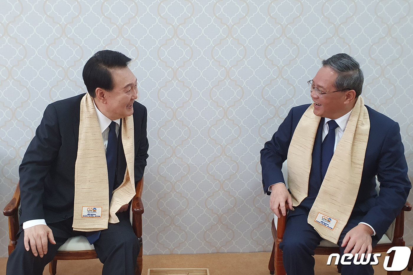 본문 이미지 - 윤석열 대통령이 지난해 9월10일인도 뉴델리 마하트마 간디 추모공원을 방문해 대기실에서 리창 중국 총리와 환담을 나누고 있다. (대통령실 제공) 2023.9.10/뉴스1