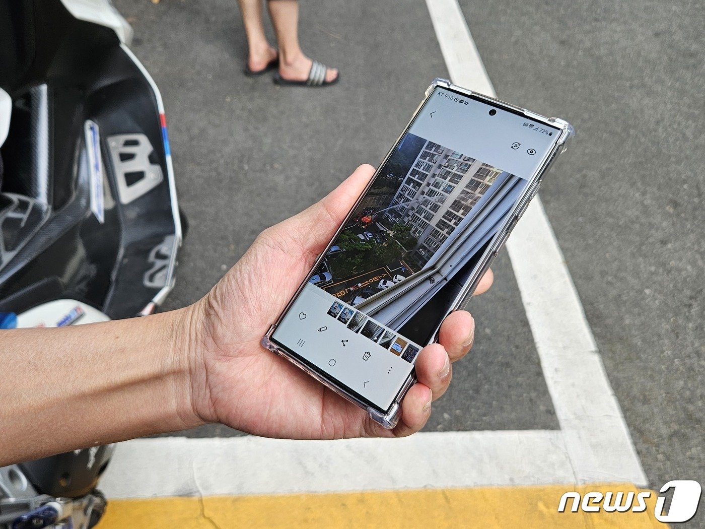 본문 이미지 - 9일 화재가 난 부산진구 아파트에 거주하는 한 주민이 사고 당시 촬영한 사진을 보여주고 있다.2023.09.10/뉴스1 박상아 기자