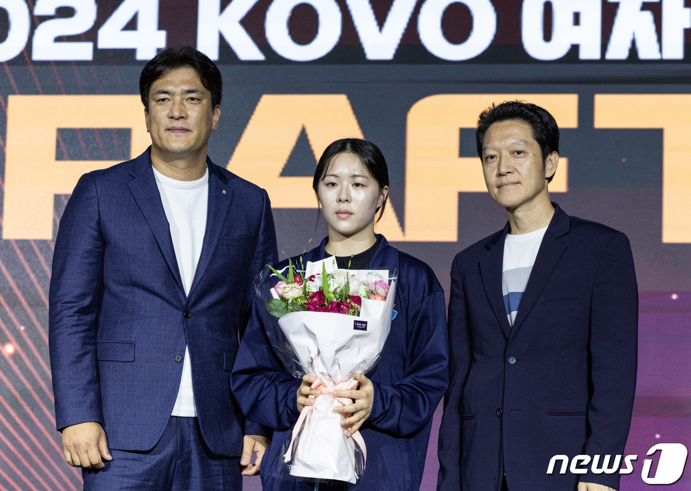 (서울=뉴스1) 김도우 기자 = 10일 서울 강서구 메이필드 호텔에서 열린 '2023-2024 여자프로배구 신인드래프트'에서 GS칼텍스에 1라운드 5순위로 지명된 유가람 선수가 기 …