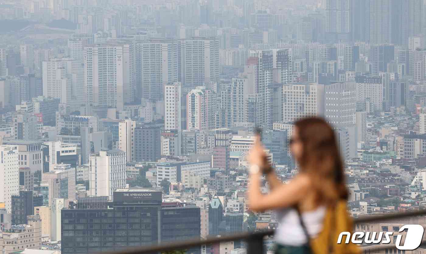 서울 용산구 남산타워를 찾은 관광객들이 도심을 바라보고 있다. 2023.9.10/뉴스1 © News1 김민지 기자