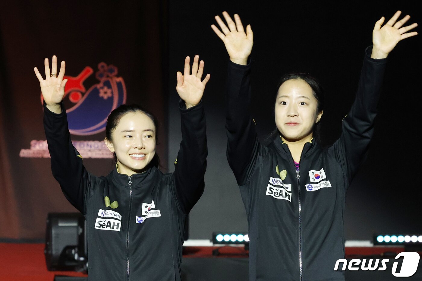 본문 이미지 - 10일 오후 강원도 평창군 평창돔체육관에서 열린 '2023 평창아시아탁구선수권대회-버터플라이' 여자복식 경기에서 3위를 차지한 대한민국 전지희(왼쪽)와 신유빈이 시상대에 올라 관중들을 향해 손을 흔들고 있다. 2023.9.10/뉴스1 ⓒ News1 민경석 기자