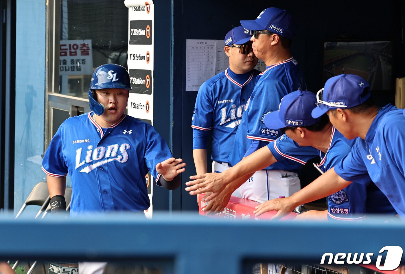 본문 이미지 - 10일 오후 서울 송파구 잠실야구장에서 열린 프로야구 '2023 신한 SOL KBO리그' 삼성 라이온즈와 두산 베어스의 경기에서 삼성의 6회초 1사 2,3루 상황때 김지찬의 희생타로 3루 주자 오재일이 득점한 뒤 동료들의 축하를 받고 있다. 2023.9.10/뉴스1 ⓒ News1 구윤성 기자