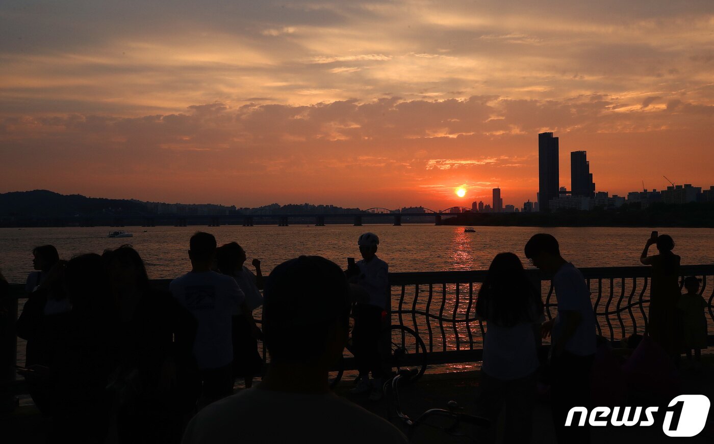 본문 이미지 - 주말인 10일 오후 서울 잠수교에서 열린 ‘차 없는 잠수교 뚜벅뚜벅 축제’를 찾은 시민들이 아름답게 물들어가는 하늘의 노을을 즐기고 있다. 2023.09.10./뉴스1 ⓒ News1 박세연 기자
