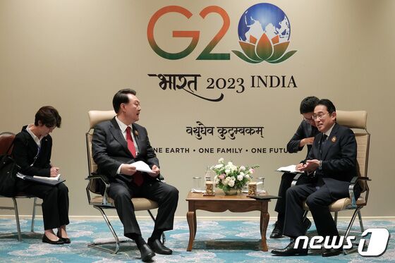 윤석열 대통령이 10일(현지시간) 인도 뉴델리 바라트 만다팜 국제컨벤션센터에서 열린 한일 정상회담에서 기시다 후미오 일본 총리와 대화하고 있다. (대통령실 제공) 2023.9.10/뉴스1 © News1 오대일 기자