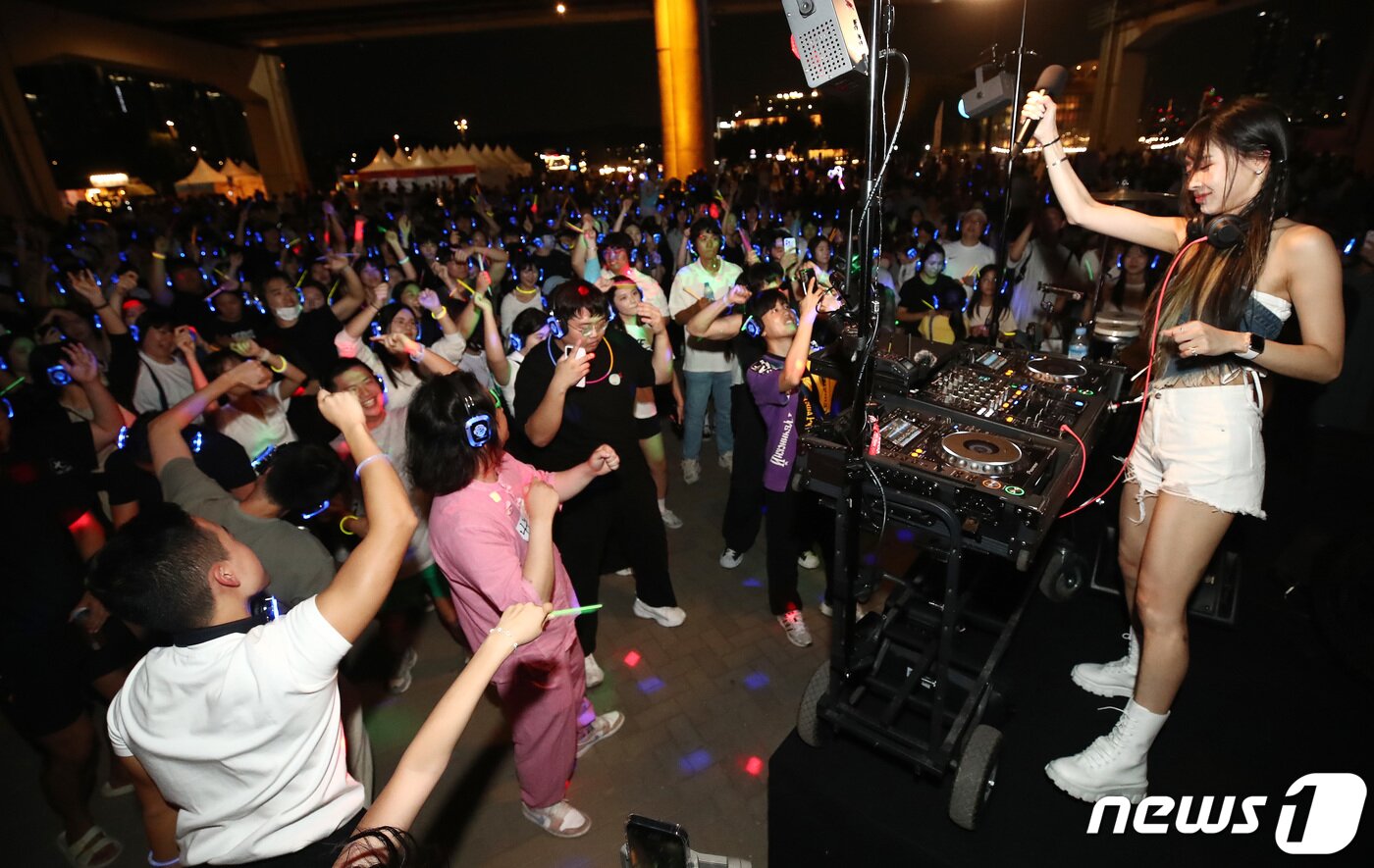 본문 이미지 - 주말인 10일 저녁 서울 반포한강공원에서 열린 ‘차 없는 잠수교 뚜벅뚜벅 축제’ 한강 무소음 DJ 파티를 찾은 시민들이 무선 헤드셋으로 음악을 들으며 즐거운 시간을 보내고 있다. 2023.09.10/뉴스1 ⓒ News1 박세연 기자