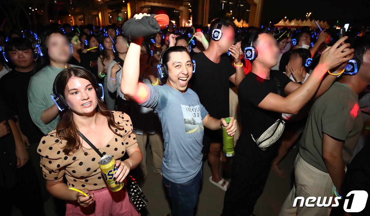 본문 이미지 - 주말인 10일 저녁 서울 반포한강공원에서 열린 ‘차 없는 잠수교 뚜벅뚜벅 축제’ 한강 무소음 DJ 파티를 찾은 호주 관광객이 무선 헤드셋으로 음악을 들으며 즐거운 시간을 보내고 있다. 2023.09.10/뉴스1 ⓒ News1 박세연 기자