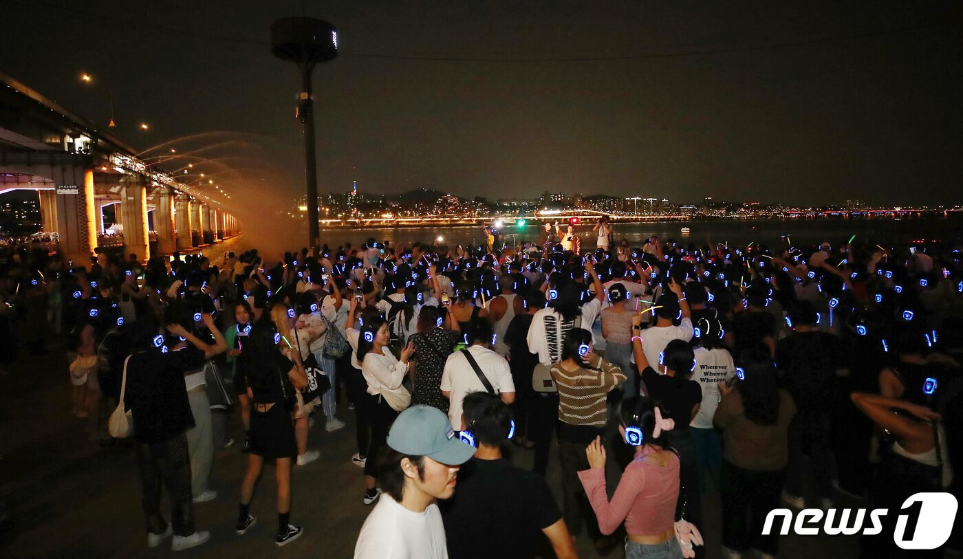 본문 이미지 - 주말인 10일 저녁 서울 반포한강공원에서 열린 ‘차 없는 잠수교 뚜벅뚜벅 축제’ 한강 무소음 DJ 파티를 찾은 시민들이 무선 헤드셋으로 음악을 들으며 즐거운 시간을 보내고 있다. 2023.09.10/뉴스1 ⓒ News1 박세연 기자