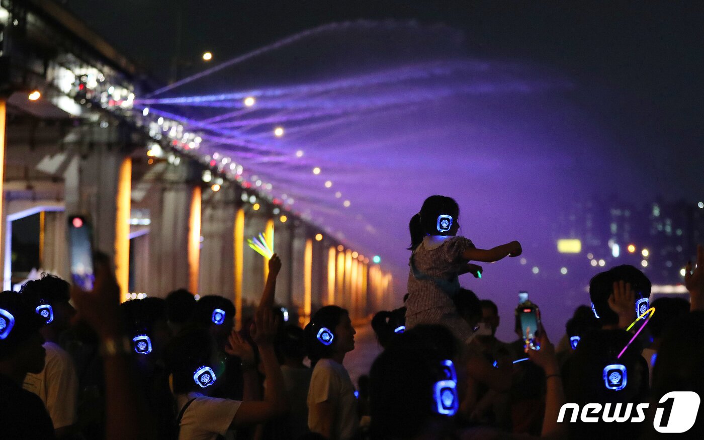 본문 이미지 - 주말인 10일 저녁 서울 반포한강공원에서 열린 ‘차 없는 잠수교 뚜벅뚜벅 축제’ 한강 무소음 DJ 파티를 찾은 시민들이 무선 헤드셋으로 음악을 들으며 즐거운 시간을 보내고 있다. 뒤로 반포대교 달빛무지개분수가 한강 하늘을 수놓고 있다. 2023.09.10/뉴스1 ⓒ News1 박세연 기자