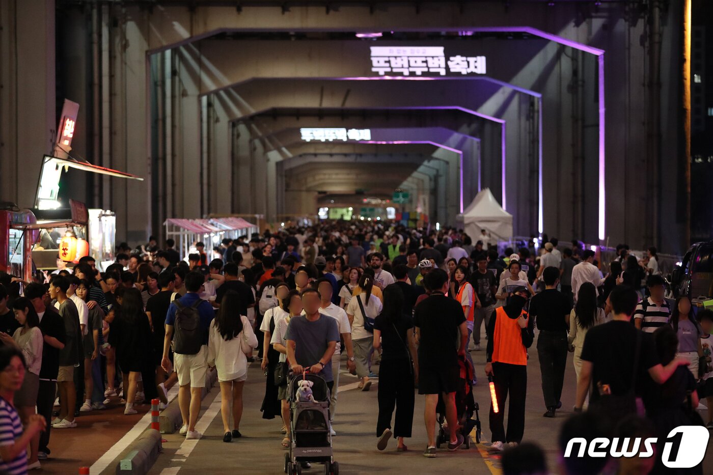 본문 이미지 - 주말인 10일 저녁 서울 잠수교에서 열린 ‘차 없는 잠수교 뚜벅뚜벅 축제’가 시민들로 붐비고 있다. 2023.09.10/뉴스1 ⓒ News1 박세연 기자