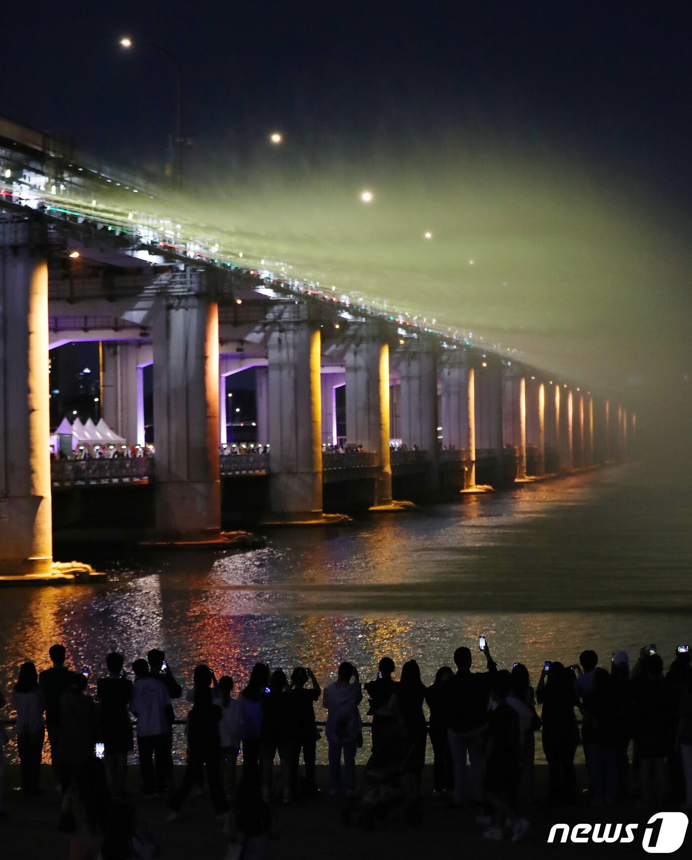 본문 이미지 - 주말인 10일 저녁 서울 반포한강공원을 찾은 시민들이 반포대교 달빛무지개분수를 바라보며 즐거운 시간을 보내고 있다. 2023.09.10/뉴스1 ⓒ News1 박세연 기자