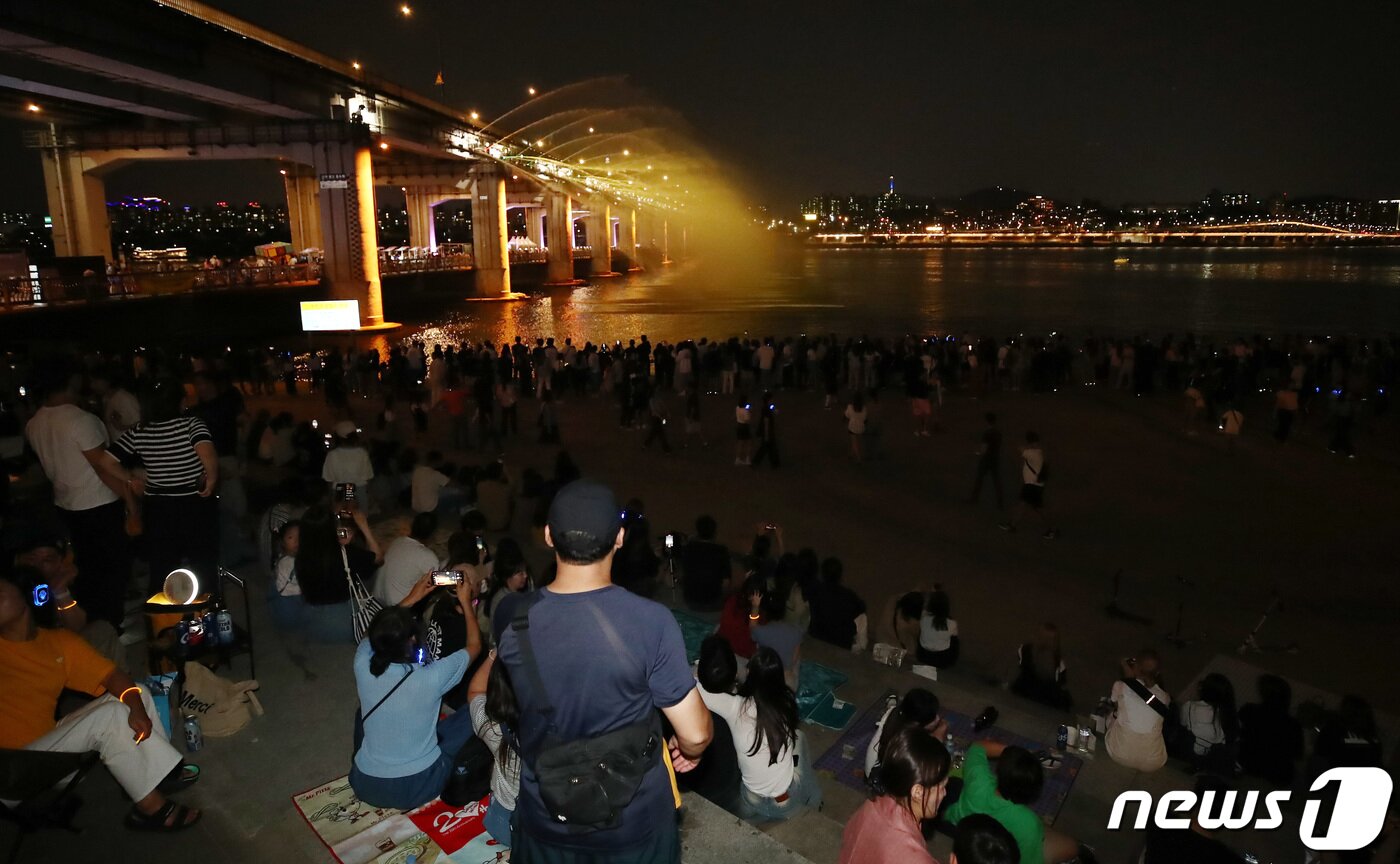 본문 이미지 - 주말인 10일 저녁 서울 반포한강공원을 찾은 시민들이 반포대교 달빛무지개분수를 바라보며 즐거운 시간을 보내고 있다. 2023.09.10/뉴스1 ⓒ News1 박세연 기자